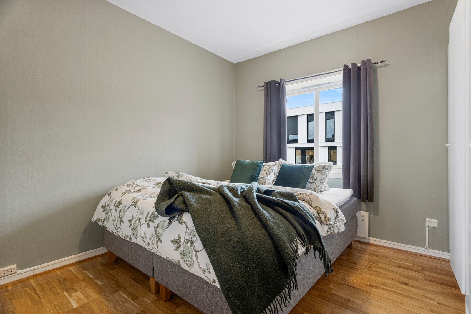 Soverom - ca 12,5 kvm. Utstyrt med garderobeskap Galleribilde