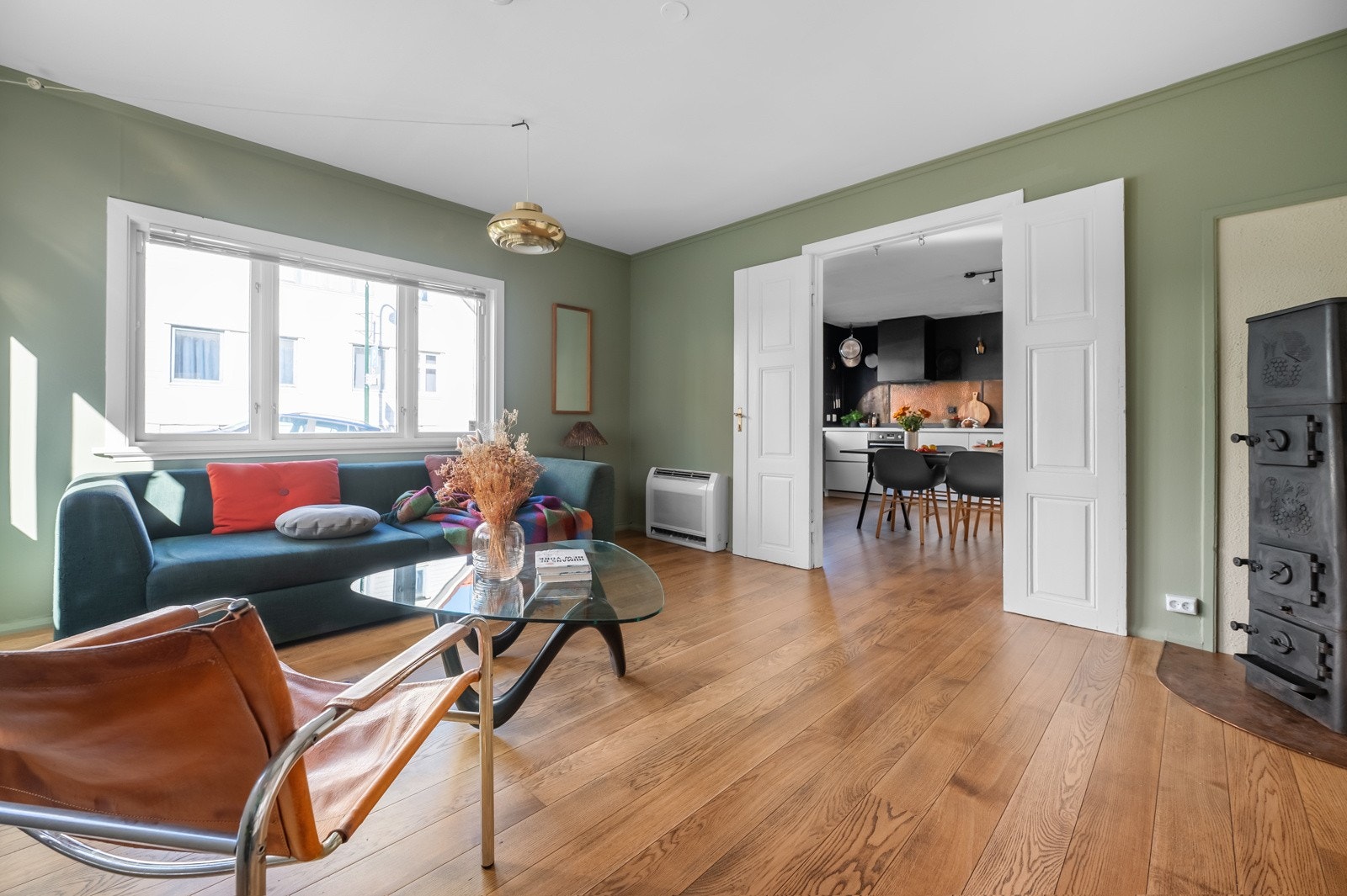 Leiligheten har en god planløsning med store rom og tilgang til et skjermet uteområde med gode solforhold samt et spennende anneks! Galleribilde