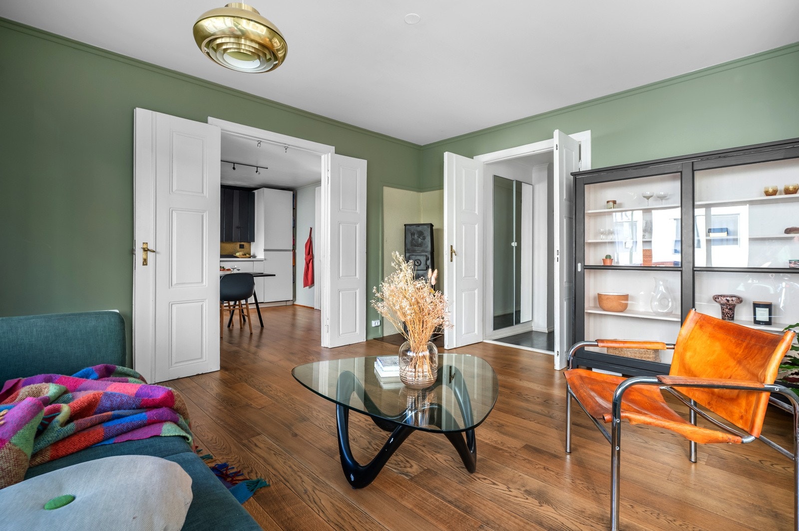 God takhøyde i leiligheten med 2,35m. Mulighet for vedovn. Galleribilde