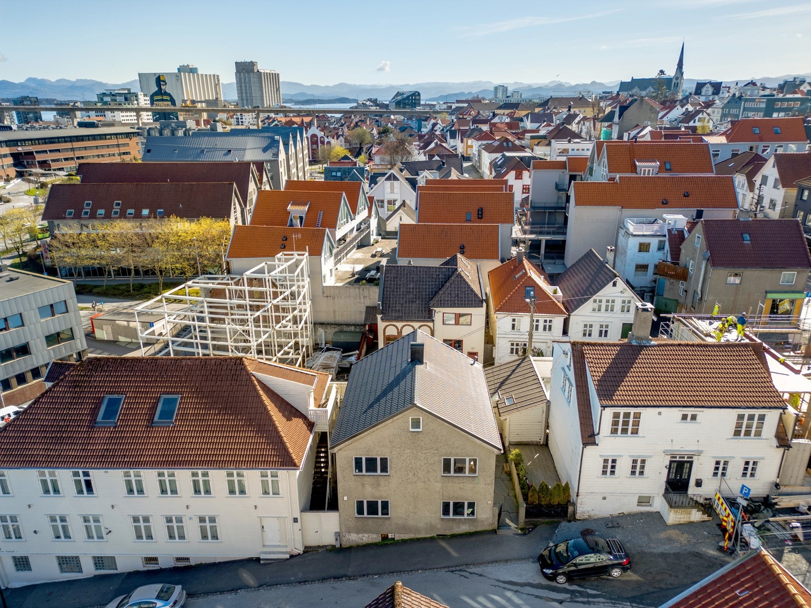 Gangavstand til Stavanger sentrum og alt det byen har å tilby av koselige kaféer, bakerier, restauranter, pulserende uteliv, kjøpesentre og døgnåpne servicetilbud. Galleribilde