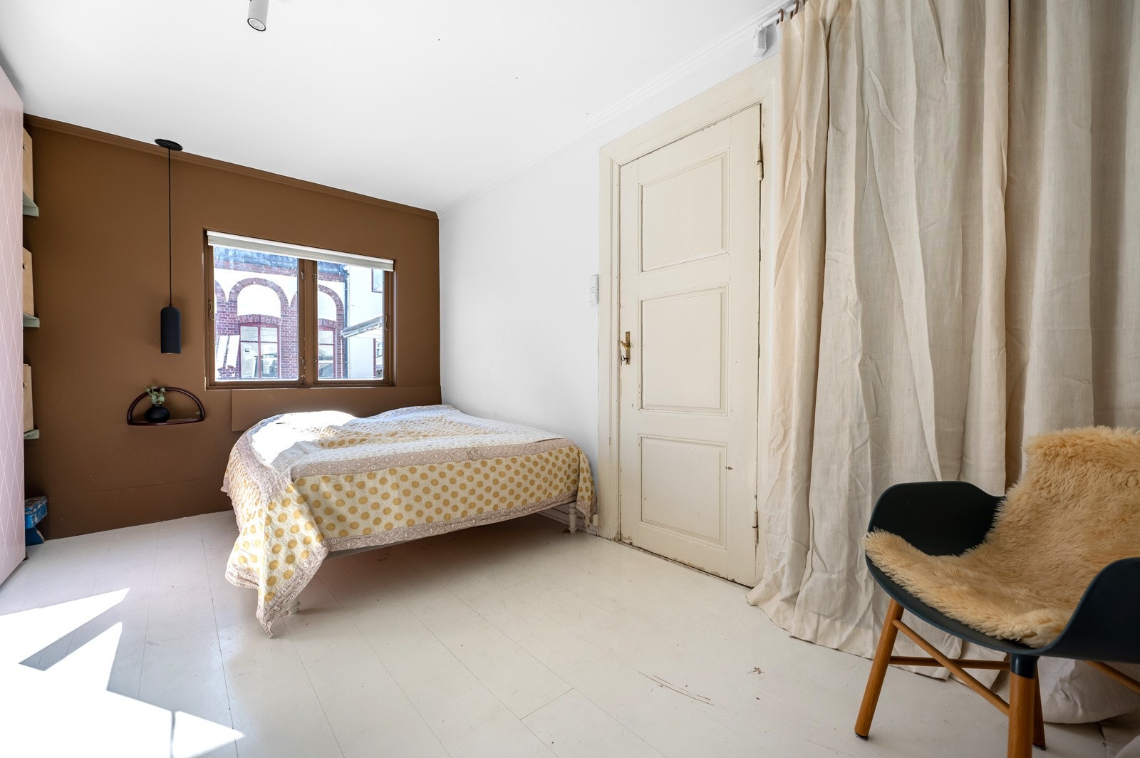 Rommet er malt i behagelige fargetoner. Galleribilde