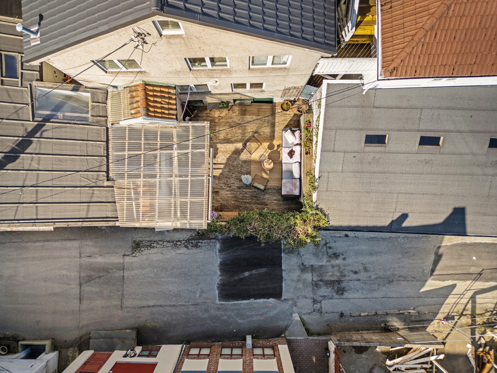 Uteområdet er pent og skjermet, en liten oase skjult fra byens larm. Galleribilde