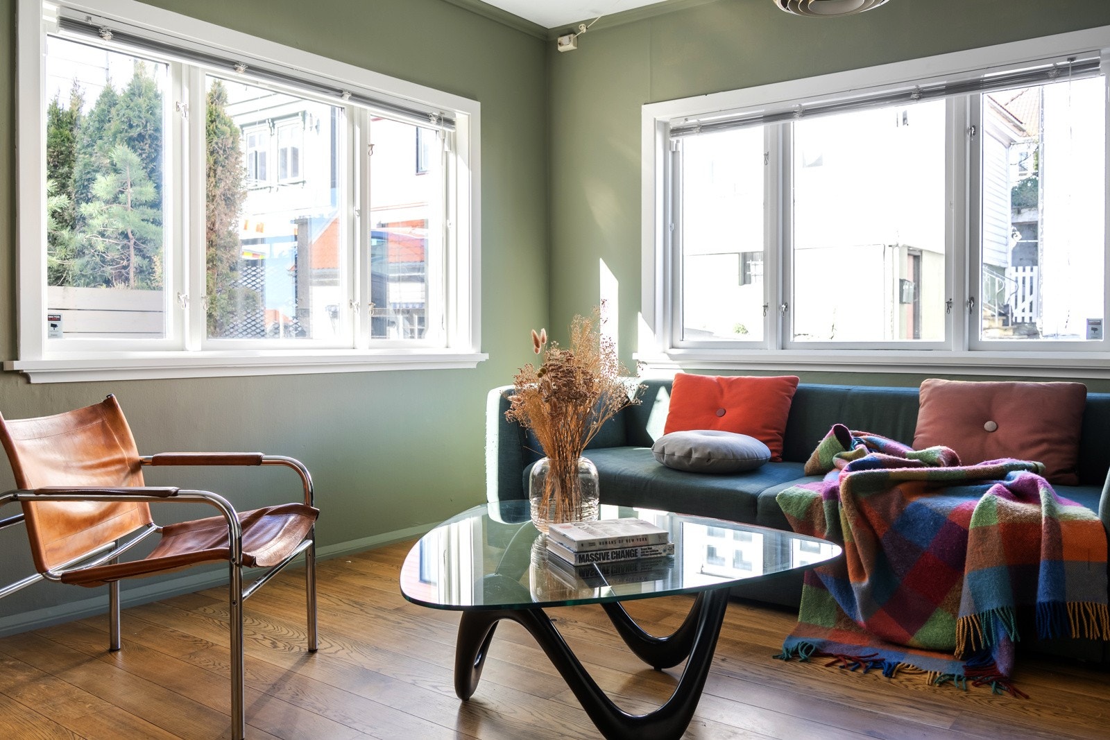 Lys og trivelig stue med vindu på to sider Galleribilde