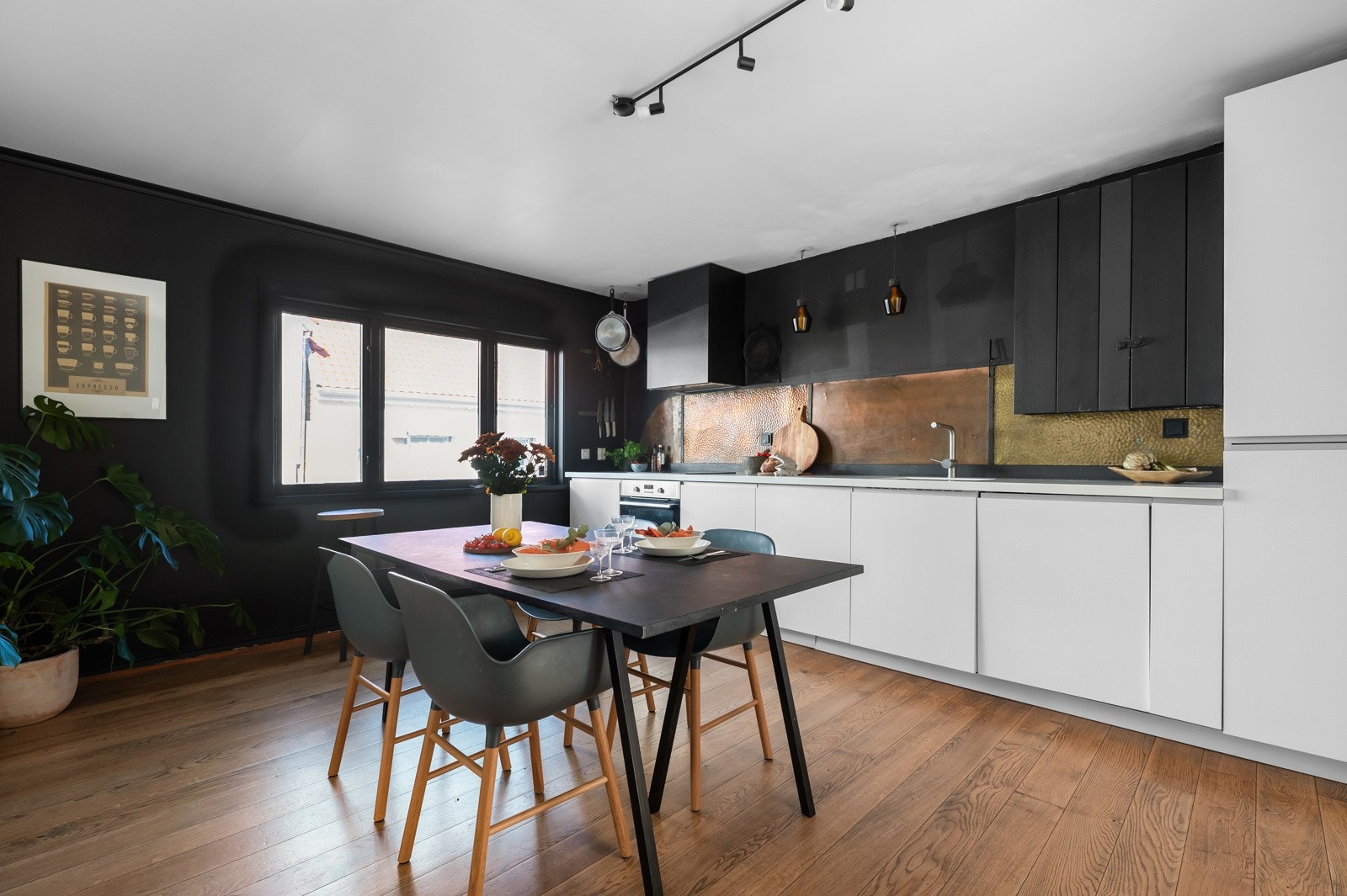 Kjøkkenet er romslig med god plass til spisegruppe. Galleribilde