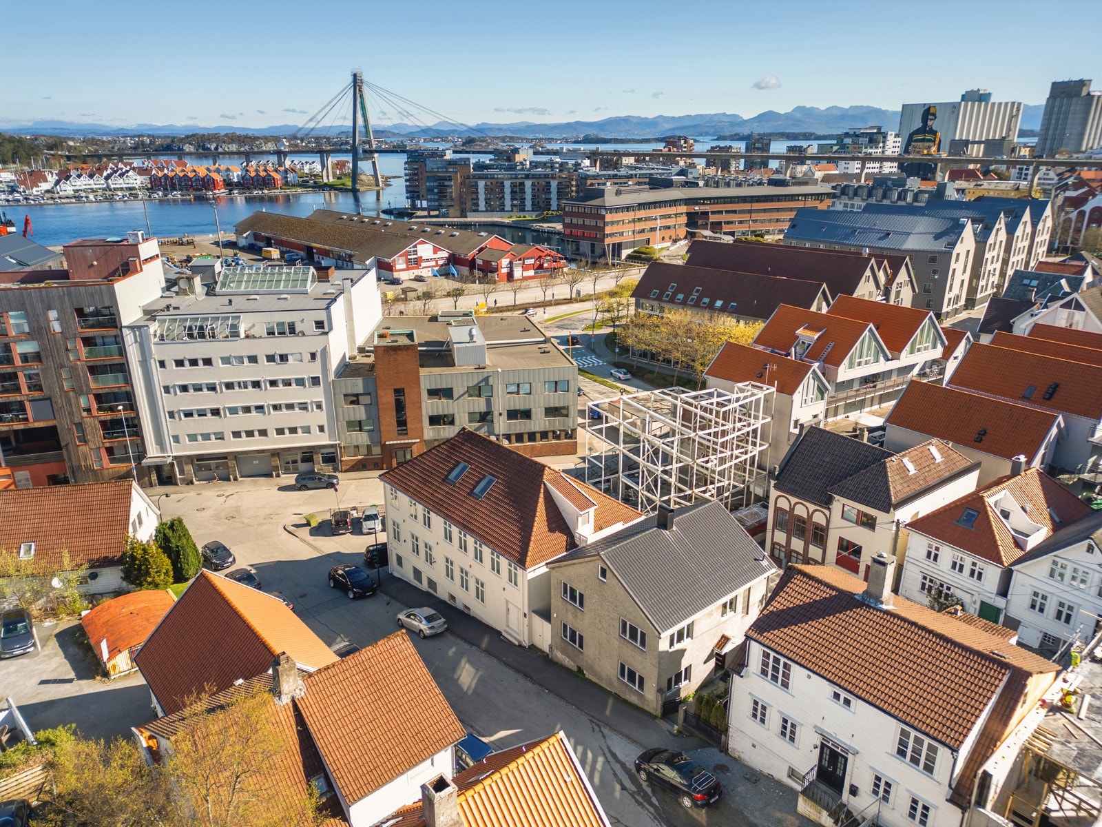 God tilgang på offentlig kommunikasjon, både ut av byen og til de forskjellige bydelene, med buss- og togstasjon samt båtterminal i gangavstand fra leiligheten. Galleribilde