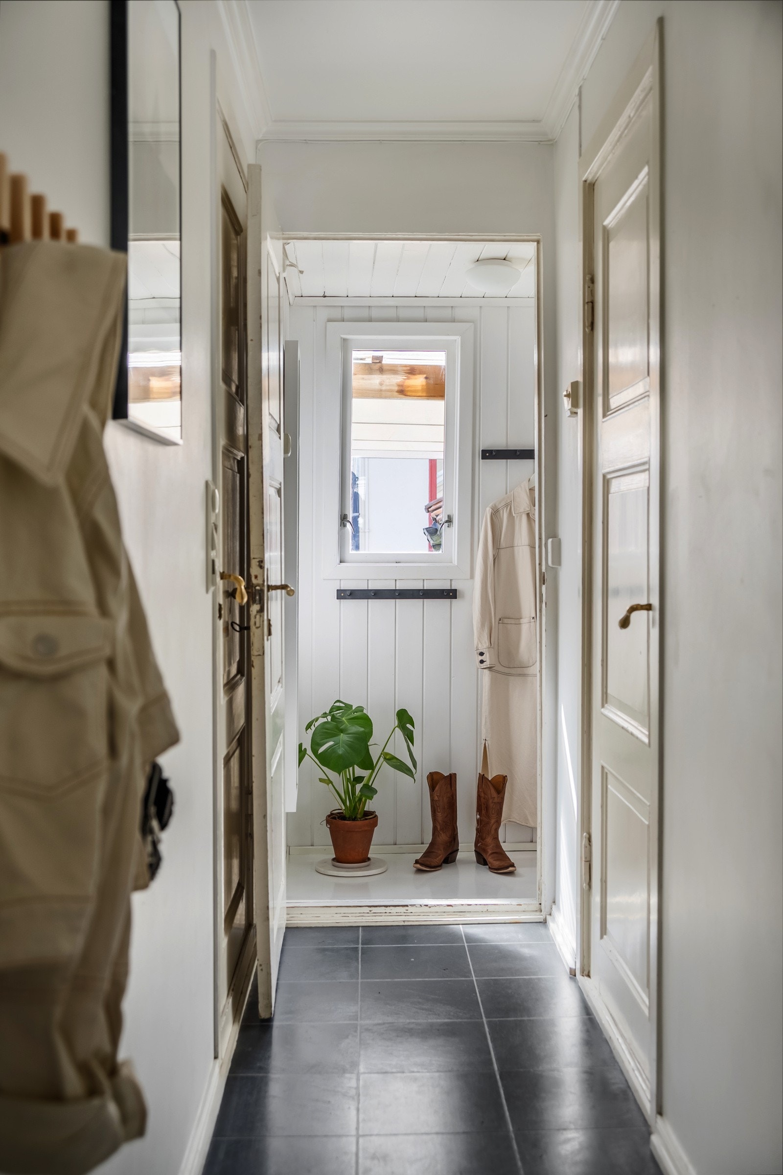 Romslig gang/entré. God plass til yttertøy. Galleribilde