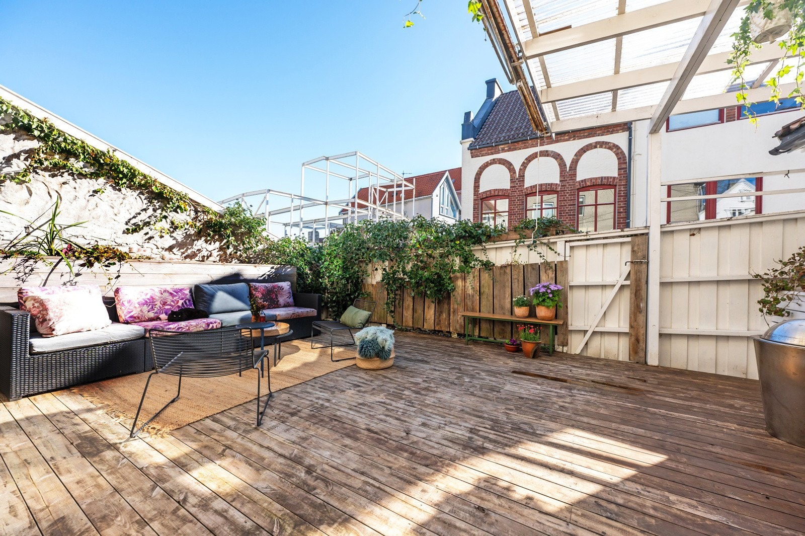 Terrassen er skjermet og kan skilte med gode solforhold. Galleribilde