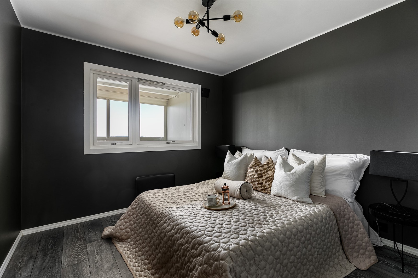 Hovedsoverommet er tilgjengelig fra stuen og har flott utsikt i samme retning. Galleribilde