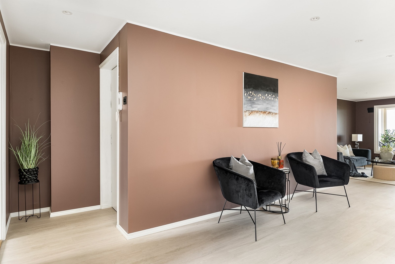 Gulv er oppgradert med ny laminat, vegger og himlinger er behandlet til glatte flater og malt i moderne farger. Galleribilde