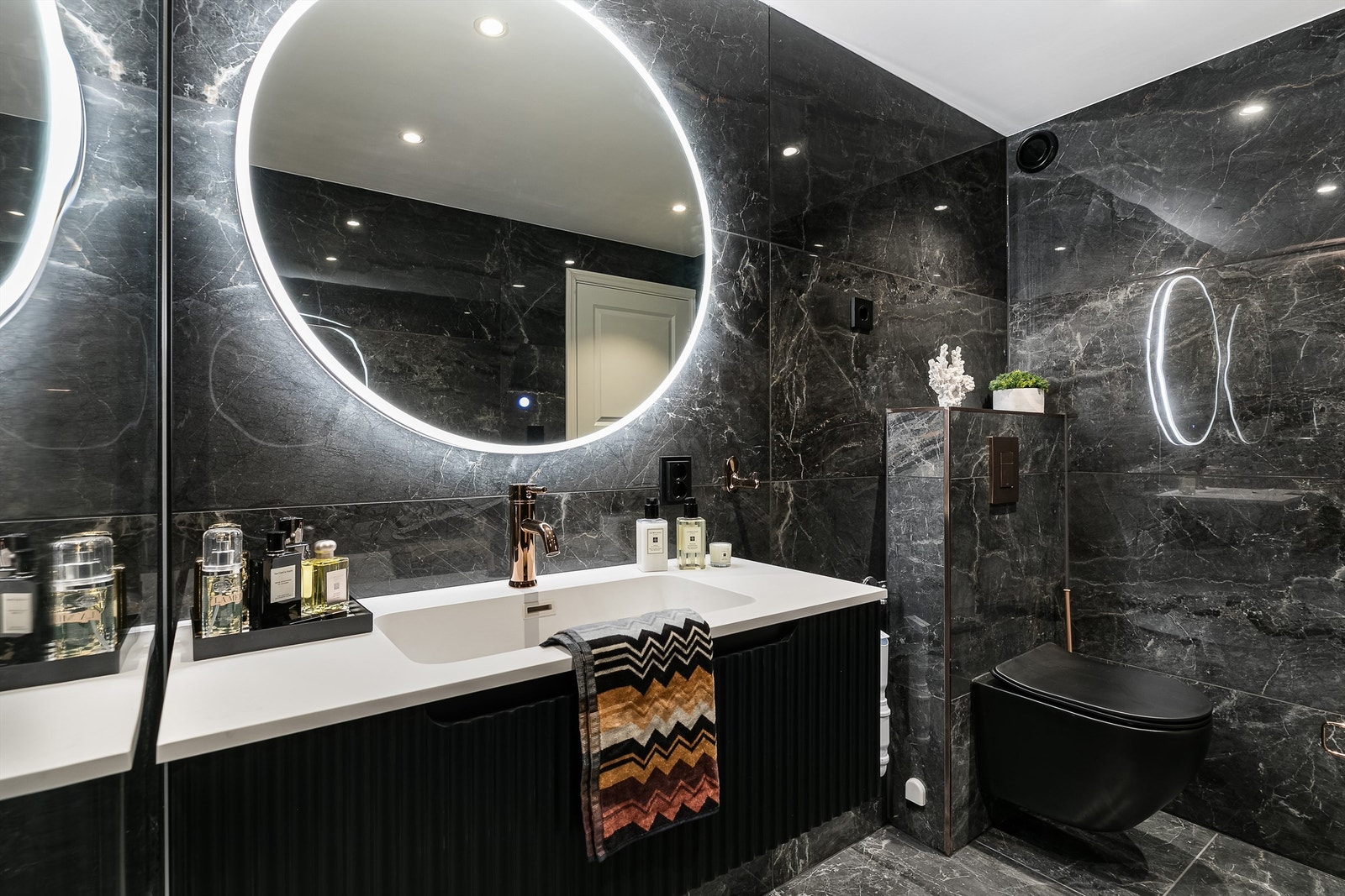 Badet er også bygget om til fordel for et separat toalettrom vegg i vegg. Galleribilde