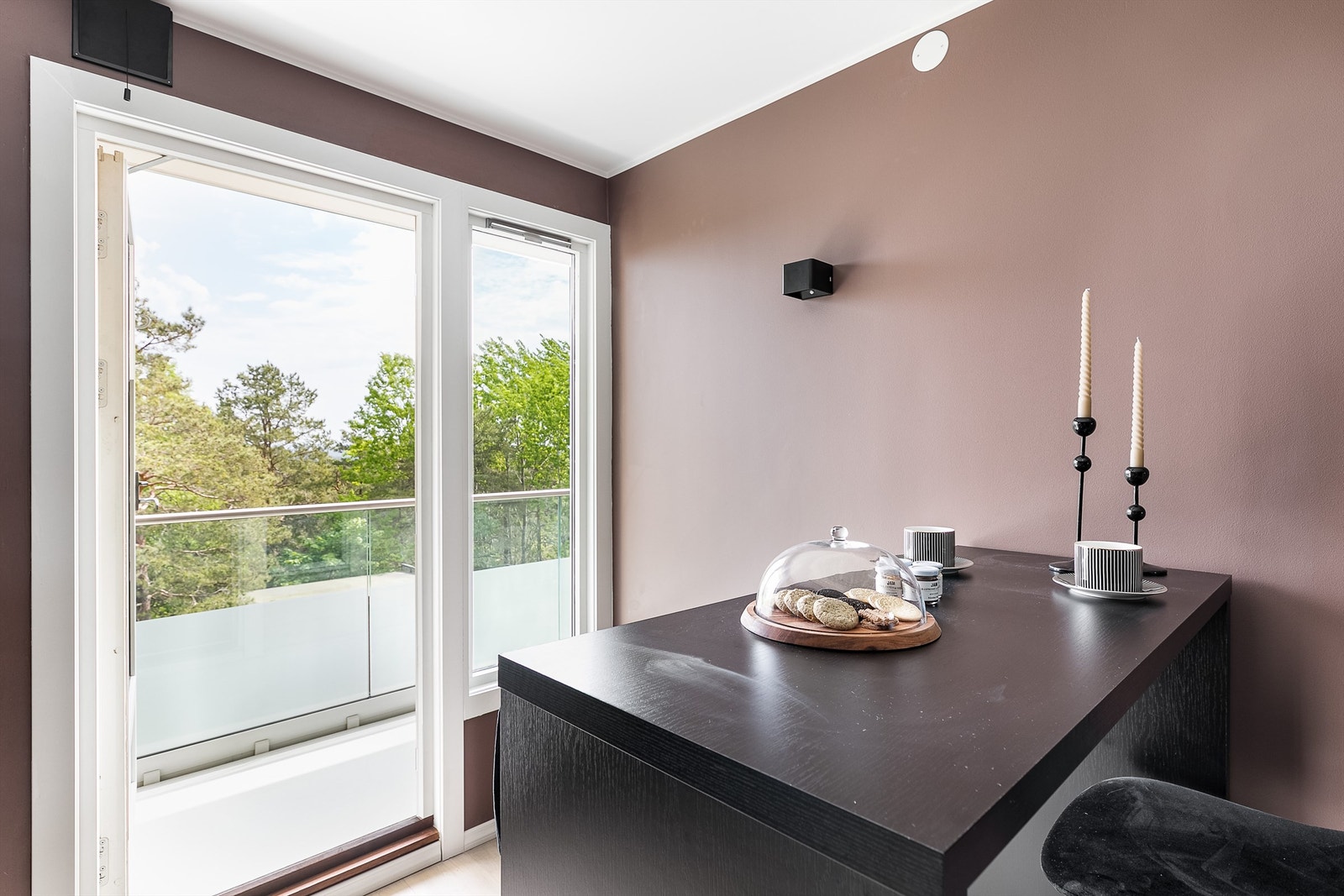 Leilighetens østre balkong er tilgjengelig rett fra kjøkkenet. Galleribilde