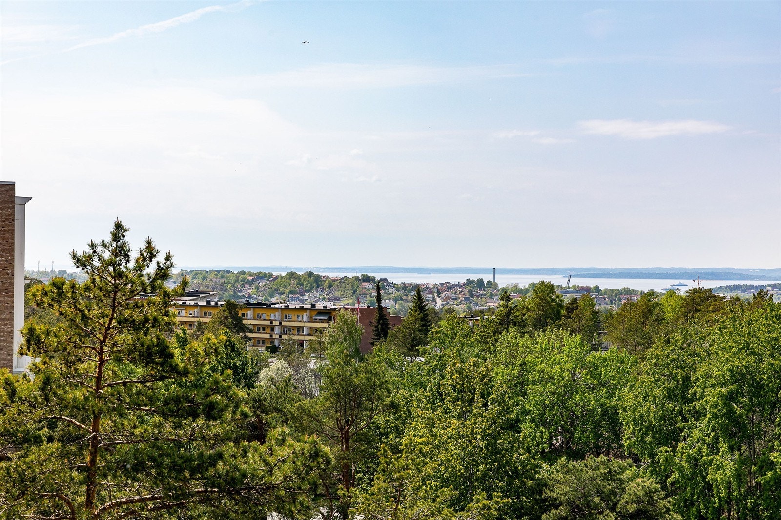 I syd-vest sees sentrumskjernen samt Oslofjorden med Vestfold-siden i bakgrunnen. Galleribilde