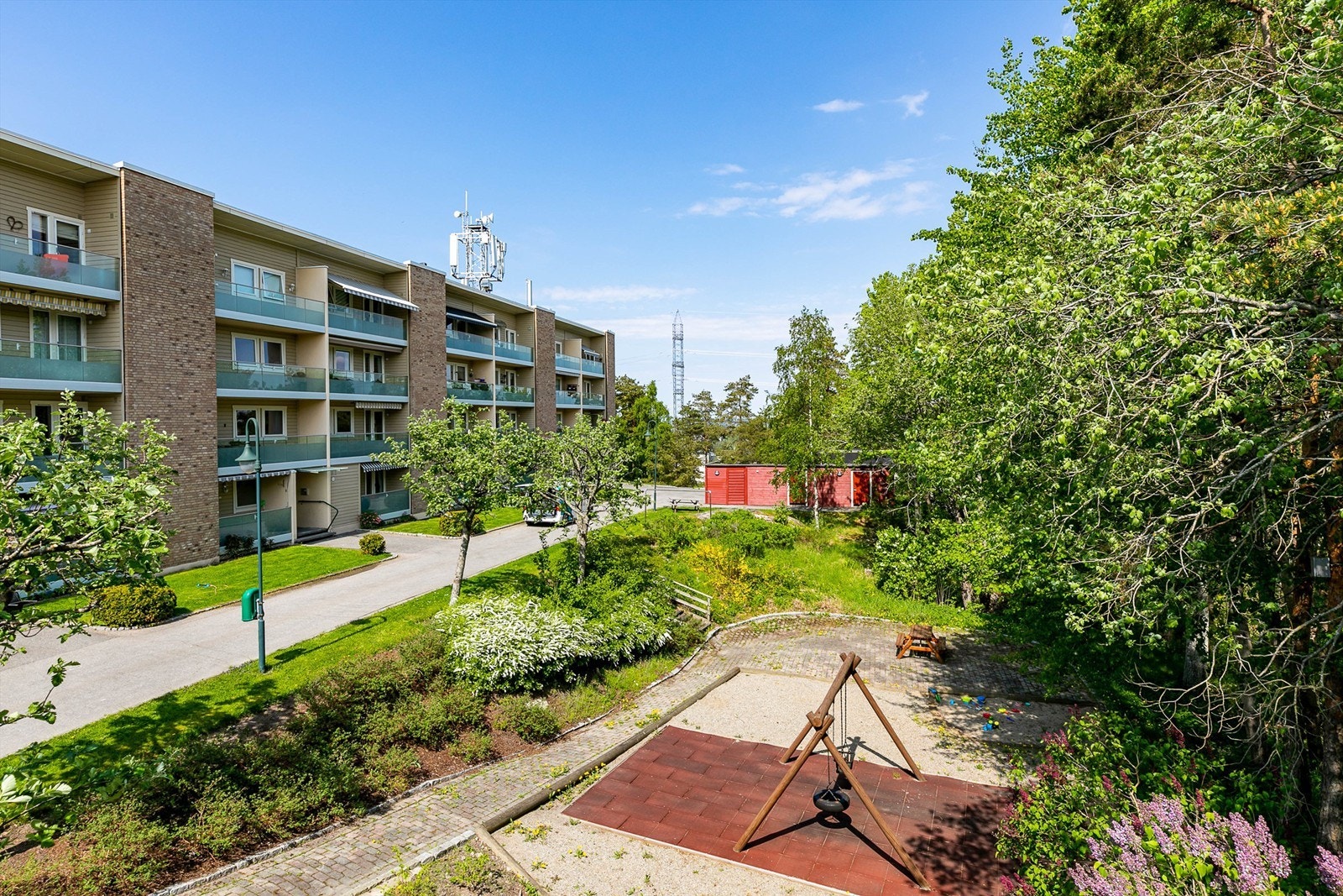 Borettslagets fellesarealer er parkmessig opparbeidet og inkluderer også lekeplass for de yngste. Galleribilde