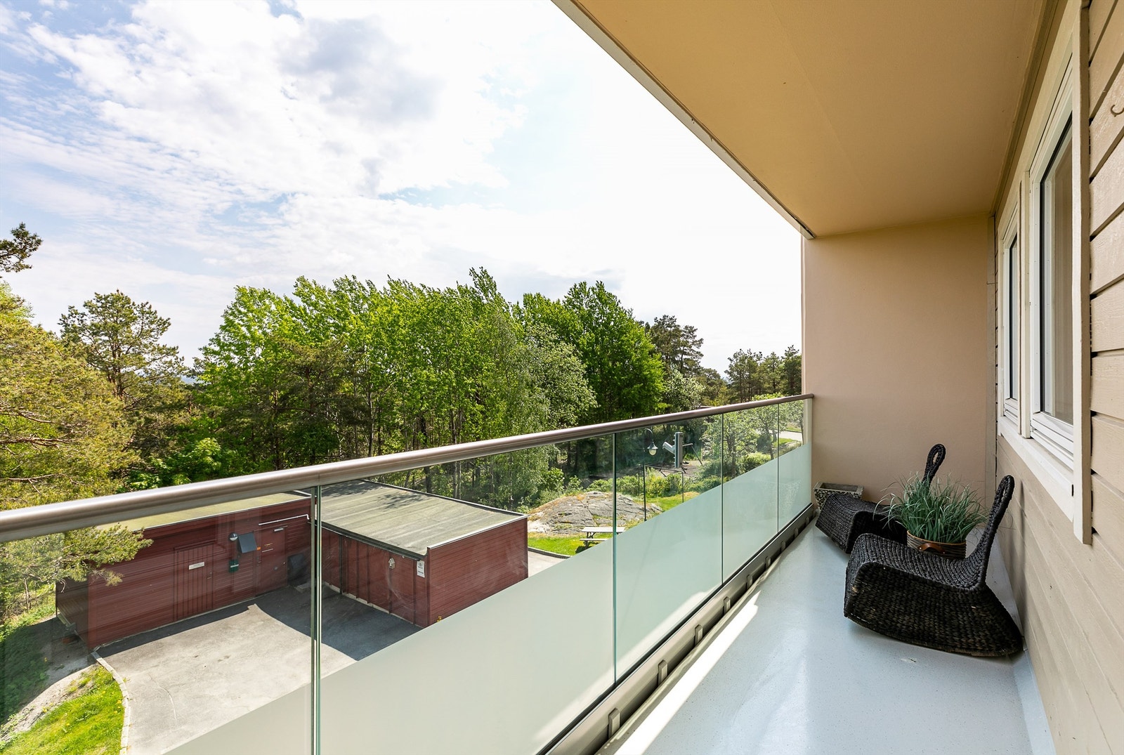 Balkongen utenfor kjøkkenet er ypperlig for helgefrokost i morgensolen sommerstid. Galleribilde