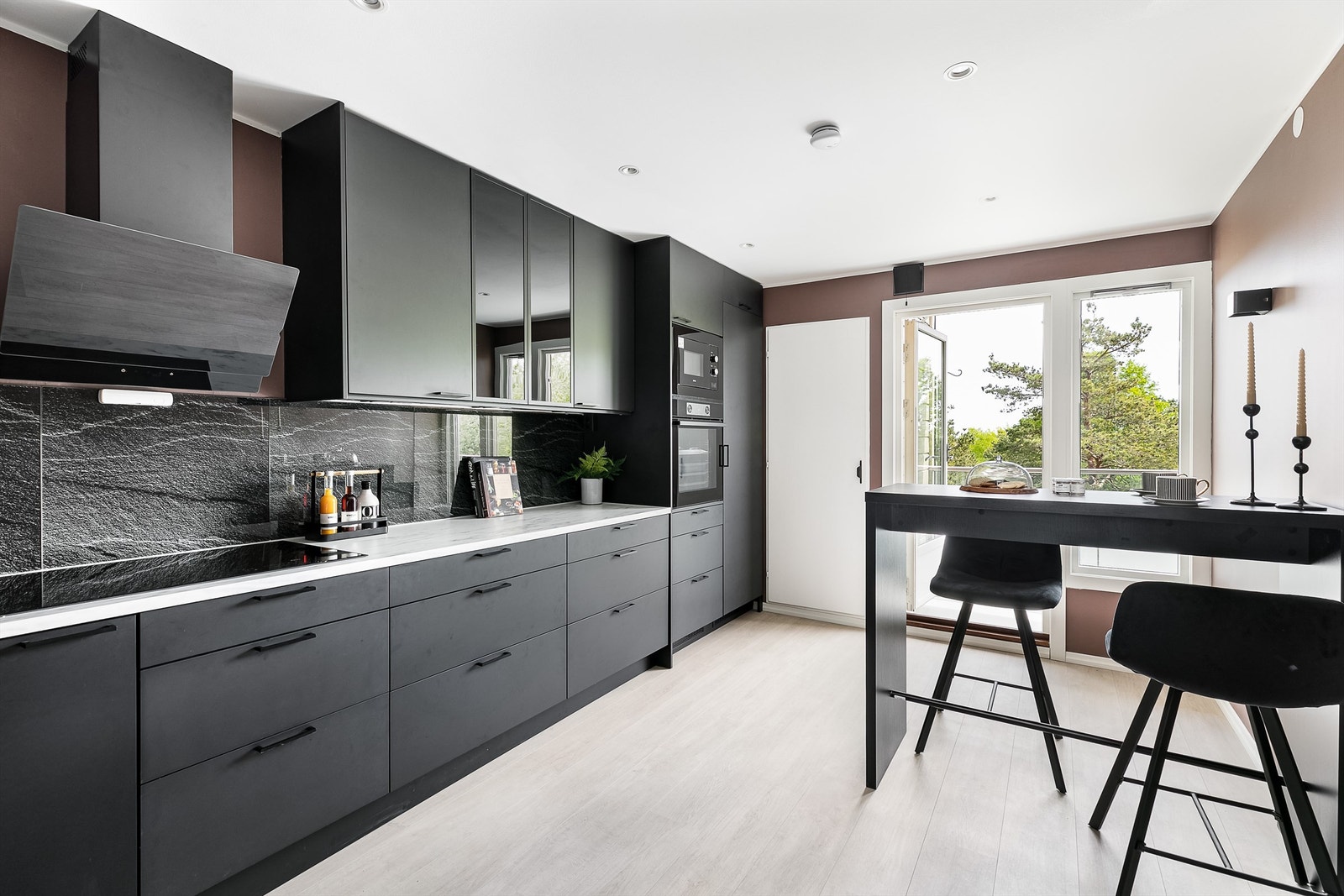 På kjøkkenet er det god plass til et spisebord familien kan samles omkring i hverdagen. Galleribilde