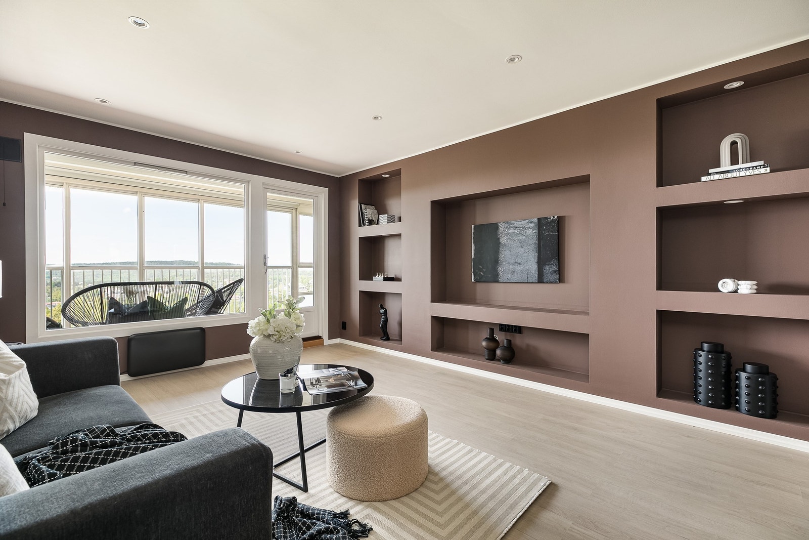 Omfattende modernisering av leiligheten er utført siden 2022. Ny mediavegg er etablert i stuen. Galleribilde