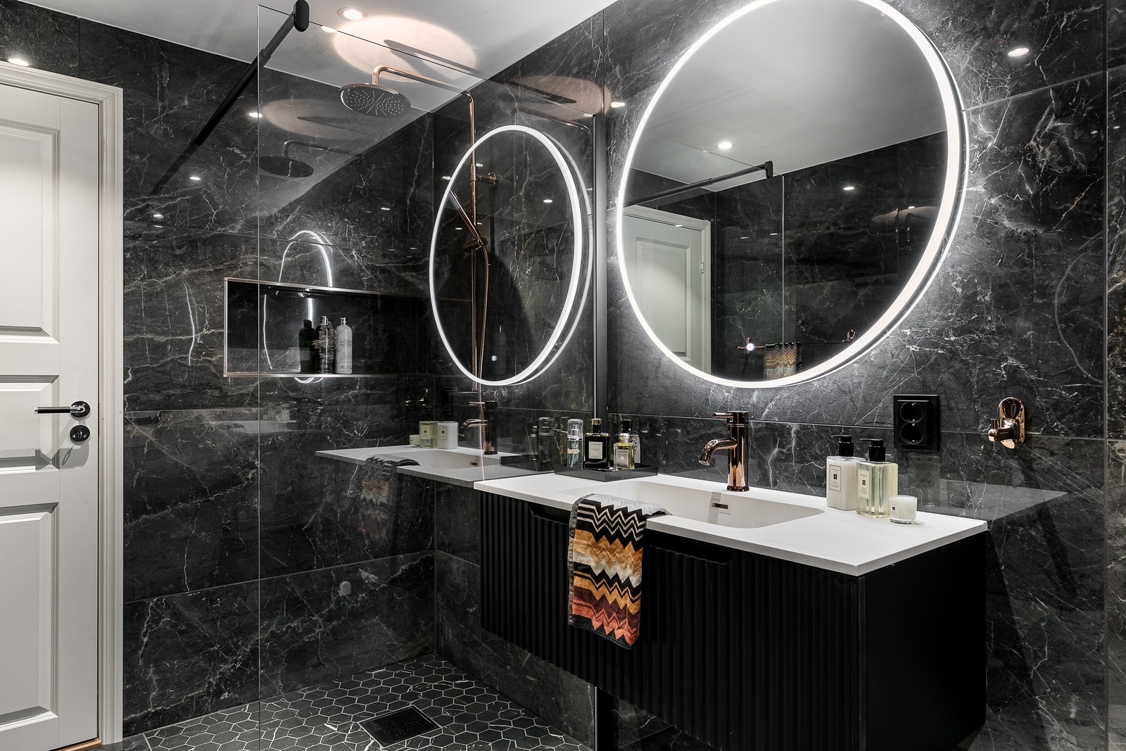 Badet er renovert, gulv og vegger er helhetlig utført med fliser av 60x60 cm. format, dusjsonens gulv med hexagon-fliser. Galleribilde