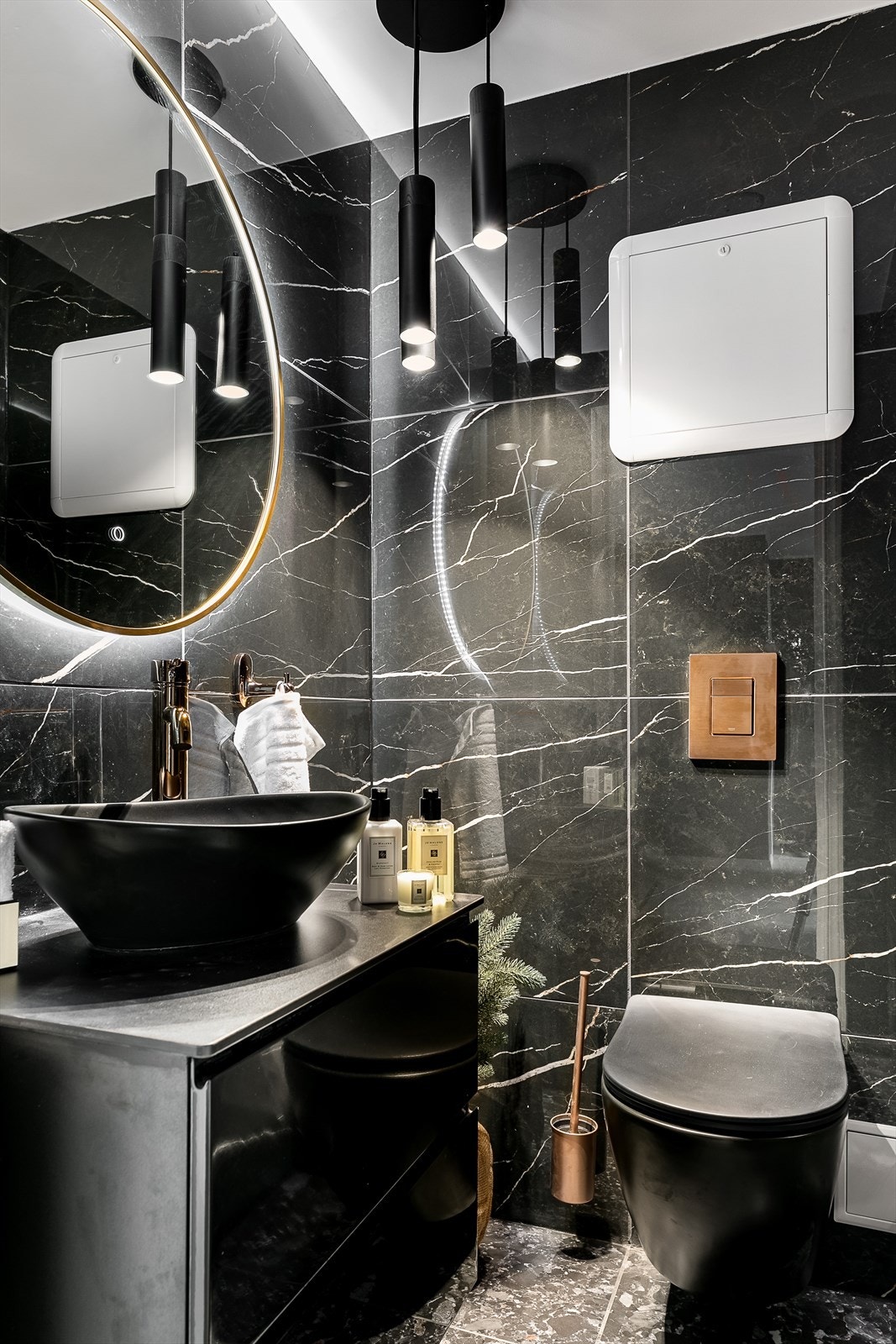 I tillegg til WC på badet har leiligheten laget et ekstra gjestetoalett ved siden av badet. Galleribilde