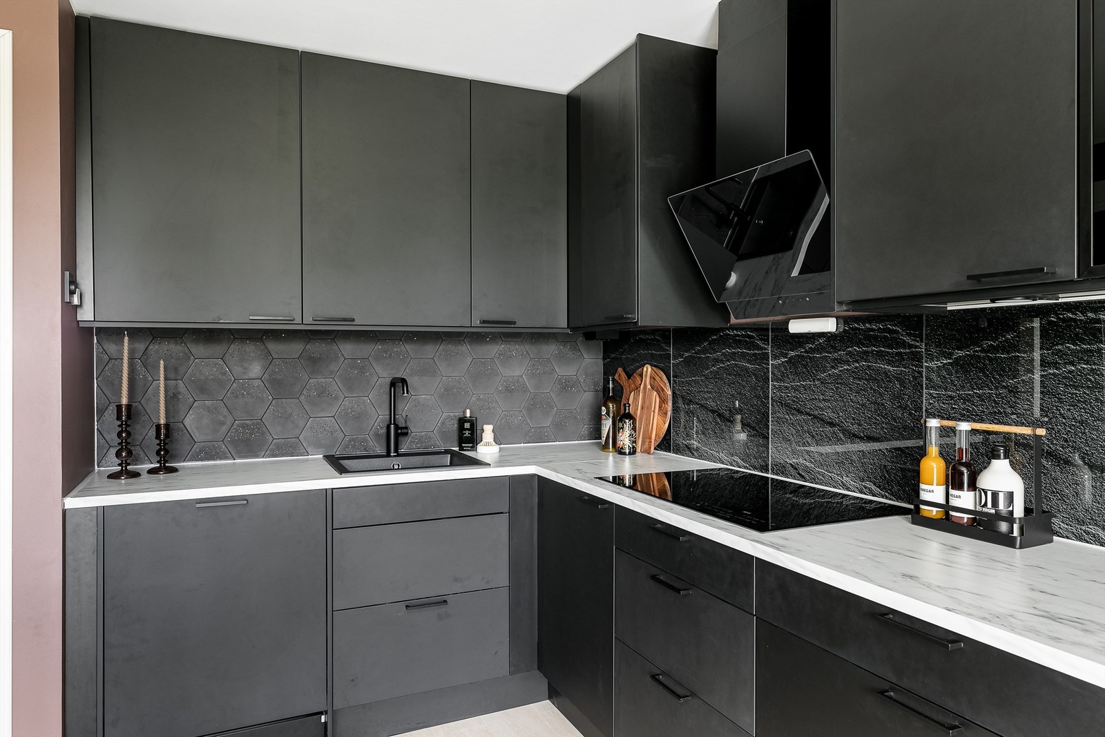 Alle kjøkkenets hvitevarer er integrert og medfølger. Galleribilde