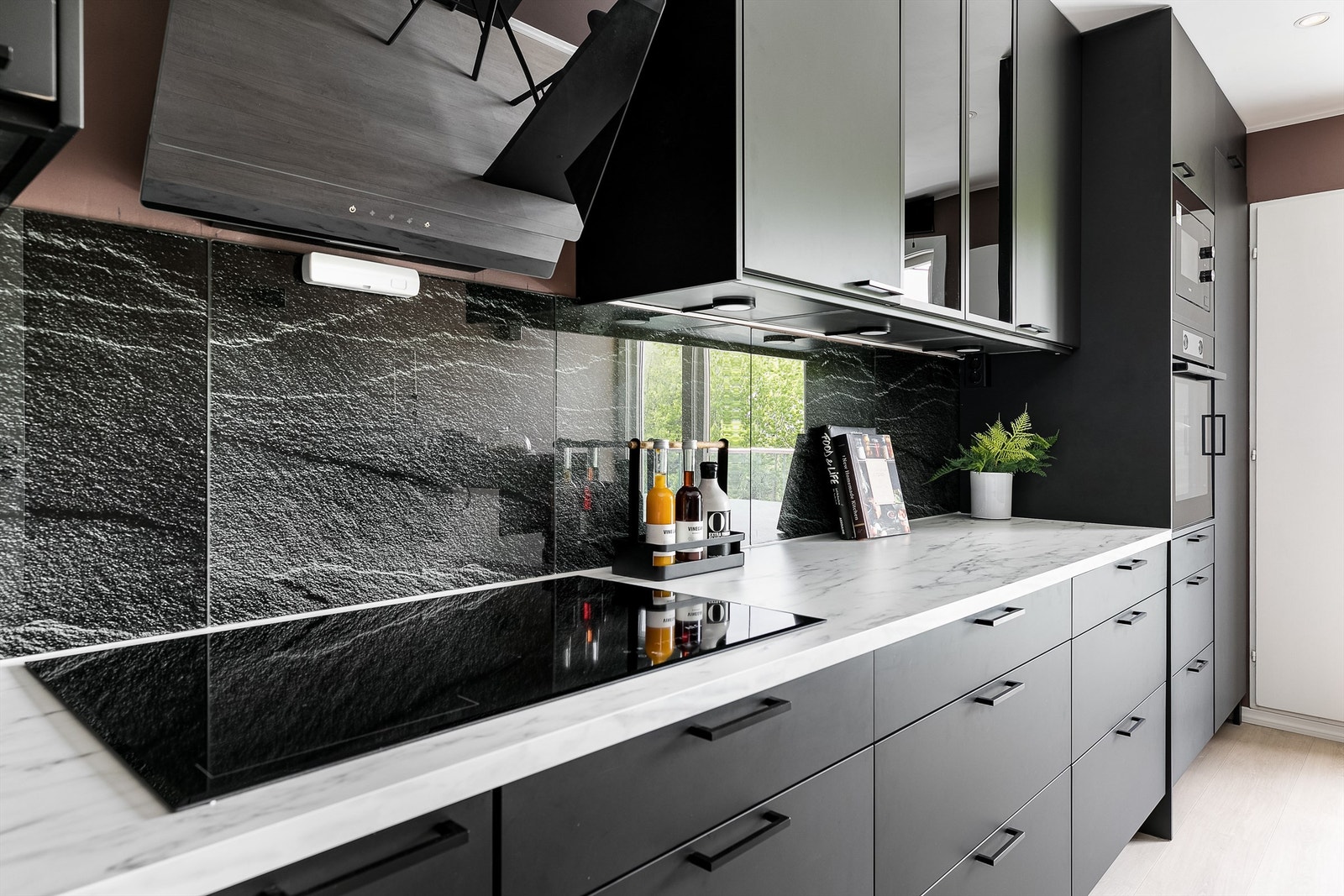 Kjøkkenet er påkostet med ny innredning fra Epoq i helsort og stramt design. Galleribilde