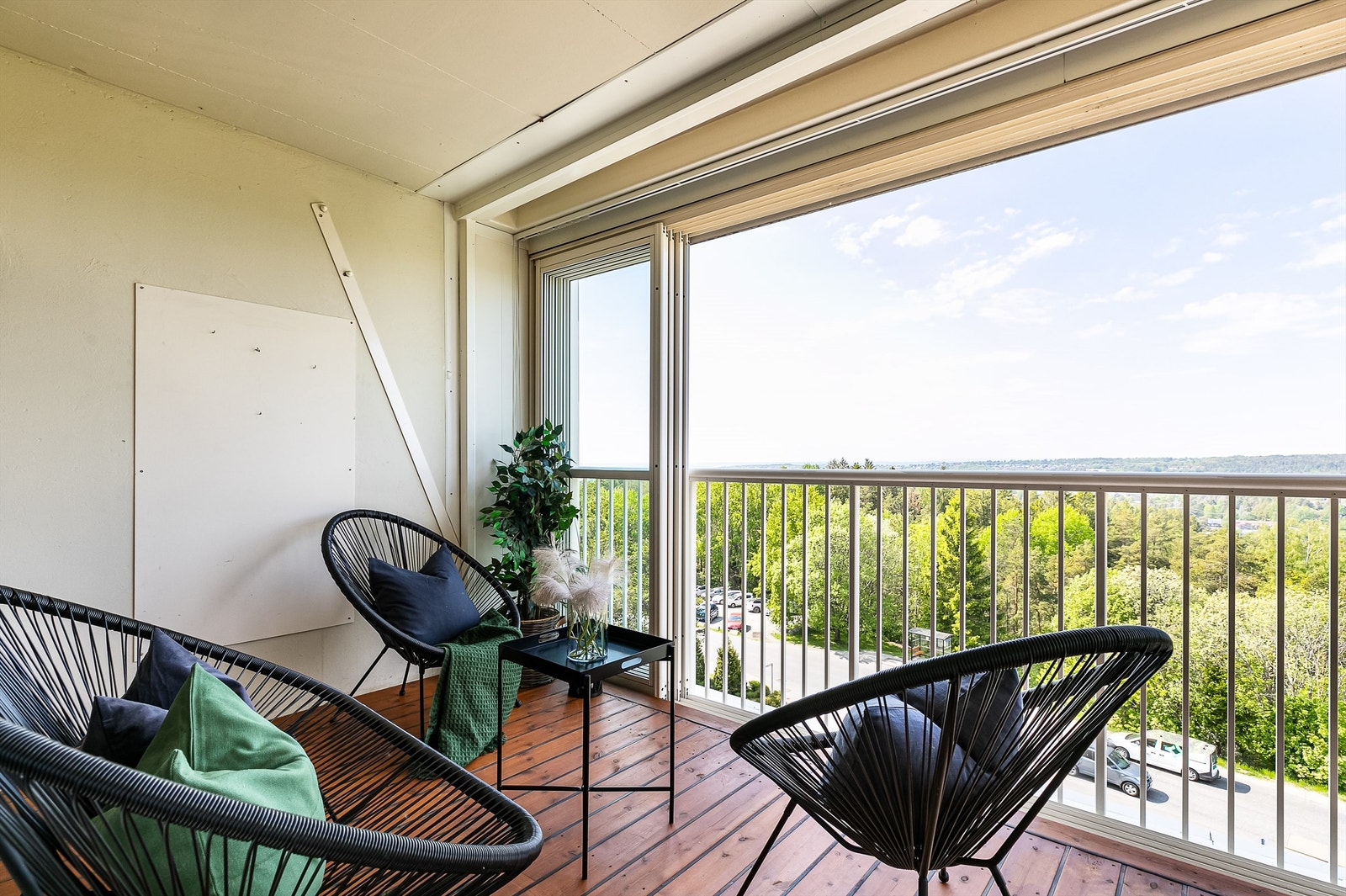 På den vestre balkongen sees flott utsikt over landskapet i vest. Innsyn er fraværende. Galleribilde