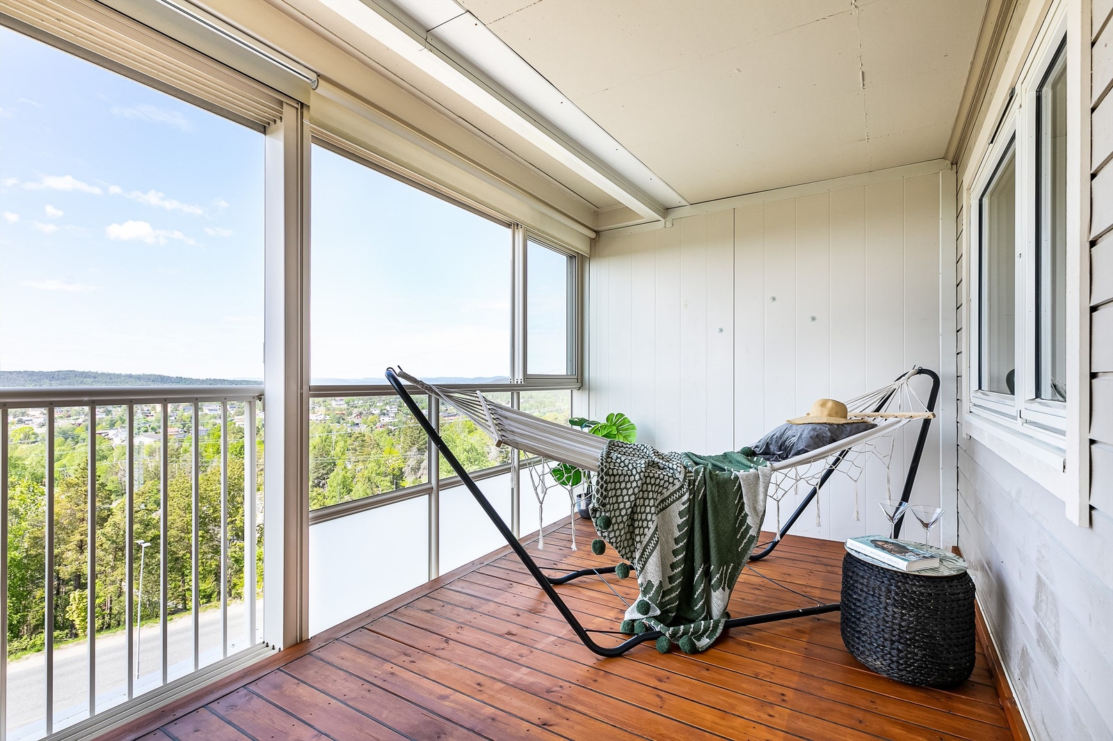 Innglassing utvider bruksmulighetene betydelig og gjør balkongen nærmest til et ekstra rom. Galleribilde