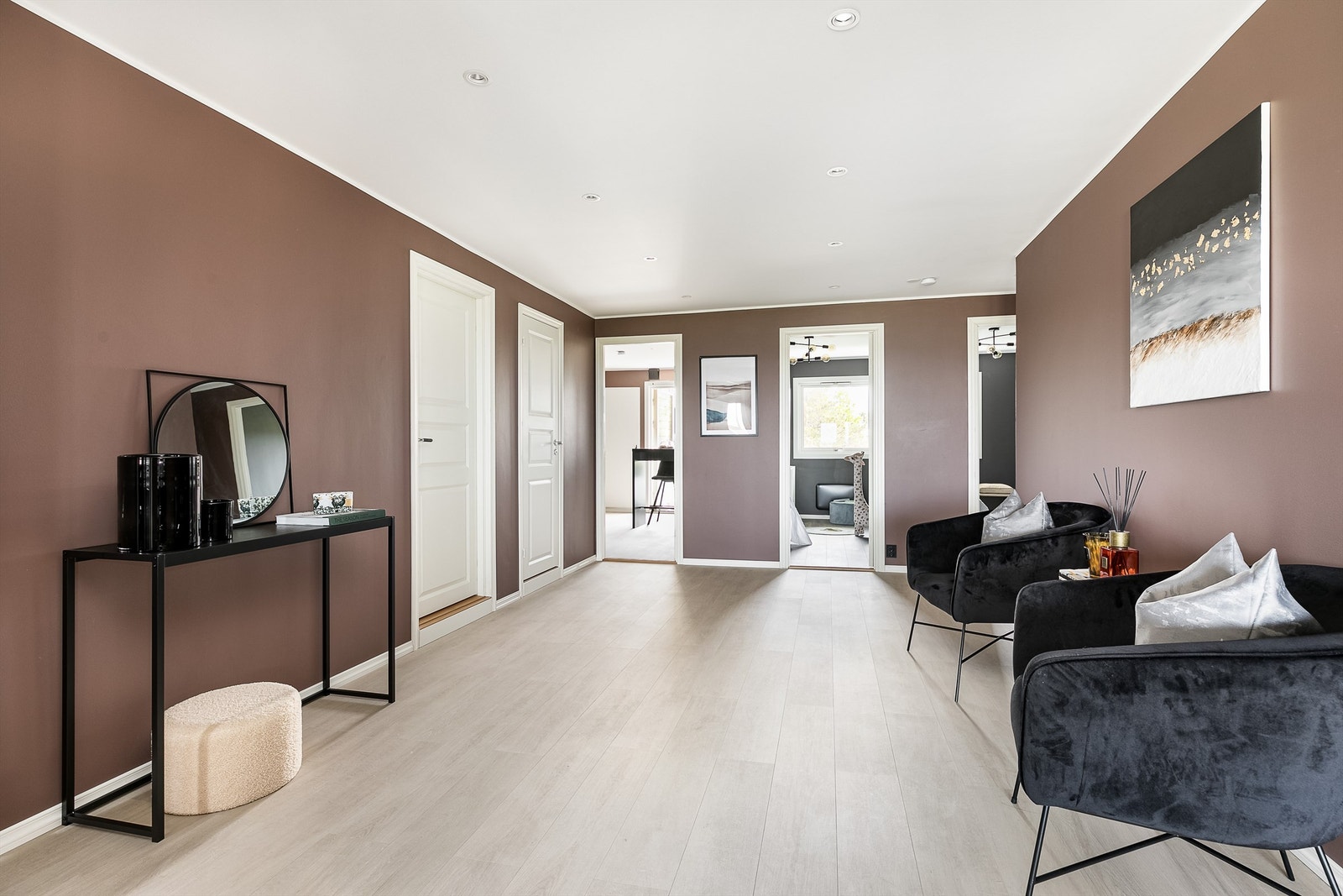 Et større antall spotter er felt inn himlingene. Plejd smart-belysning er installert. Galleribilde