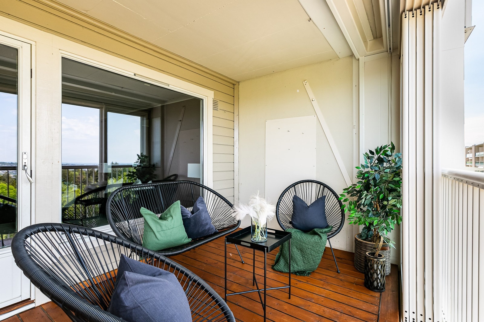 Balkongens glass er festet til skinner og enkle å trekke frem/tilbake etter eget ønske. Galleribilde