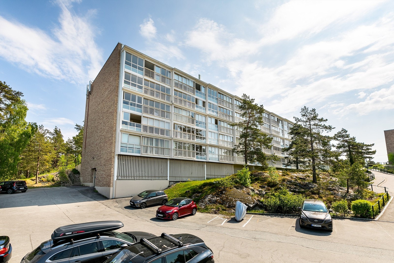 Leiligheten disponerer biloppstillingsplass i felles garasjeanlegg i kjelleren. Galleribilde