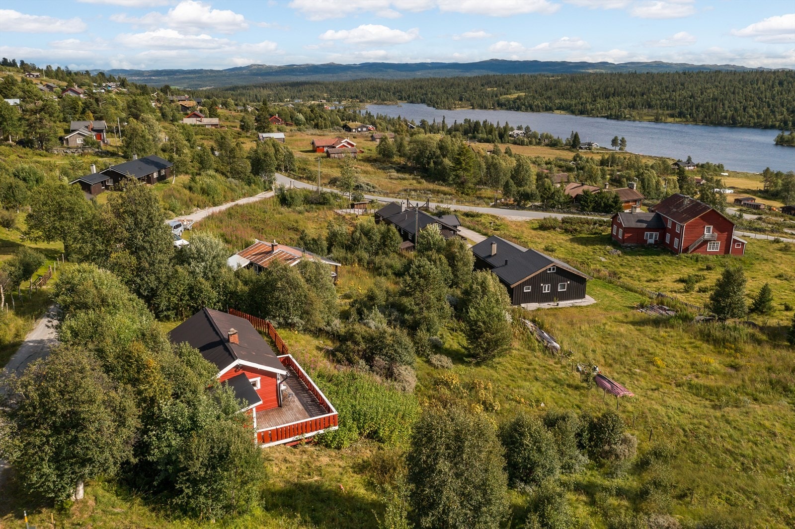 Eiendommen ligger fritt og luftig, ca. 910 moh. Galleribilde
