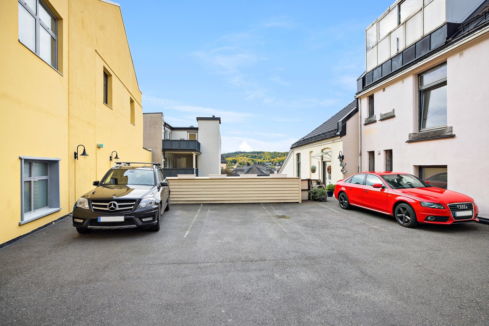 Bilen parkeres rett på utsiden. Galleribilde