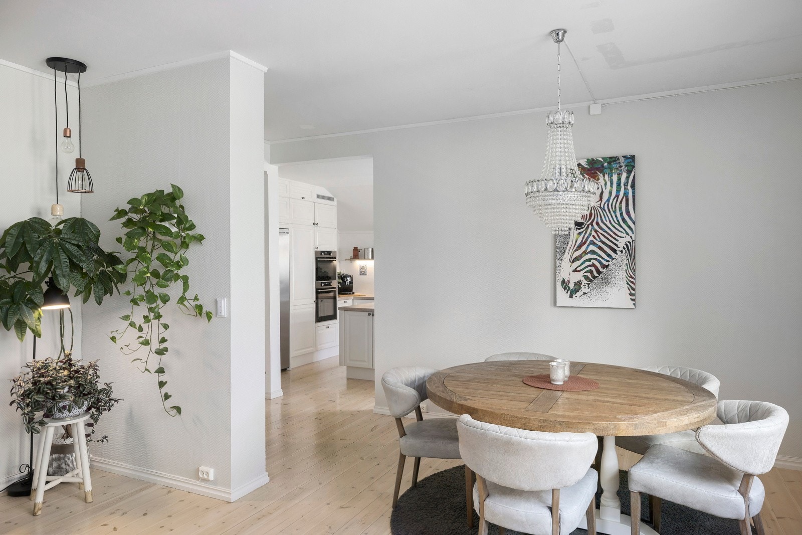 Stuen er et stort og innbydende oppholdsrom god plass til flere sittegrupper - uten at det oppleves rotete. Galleribilde