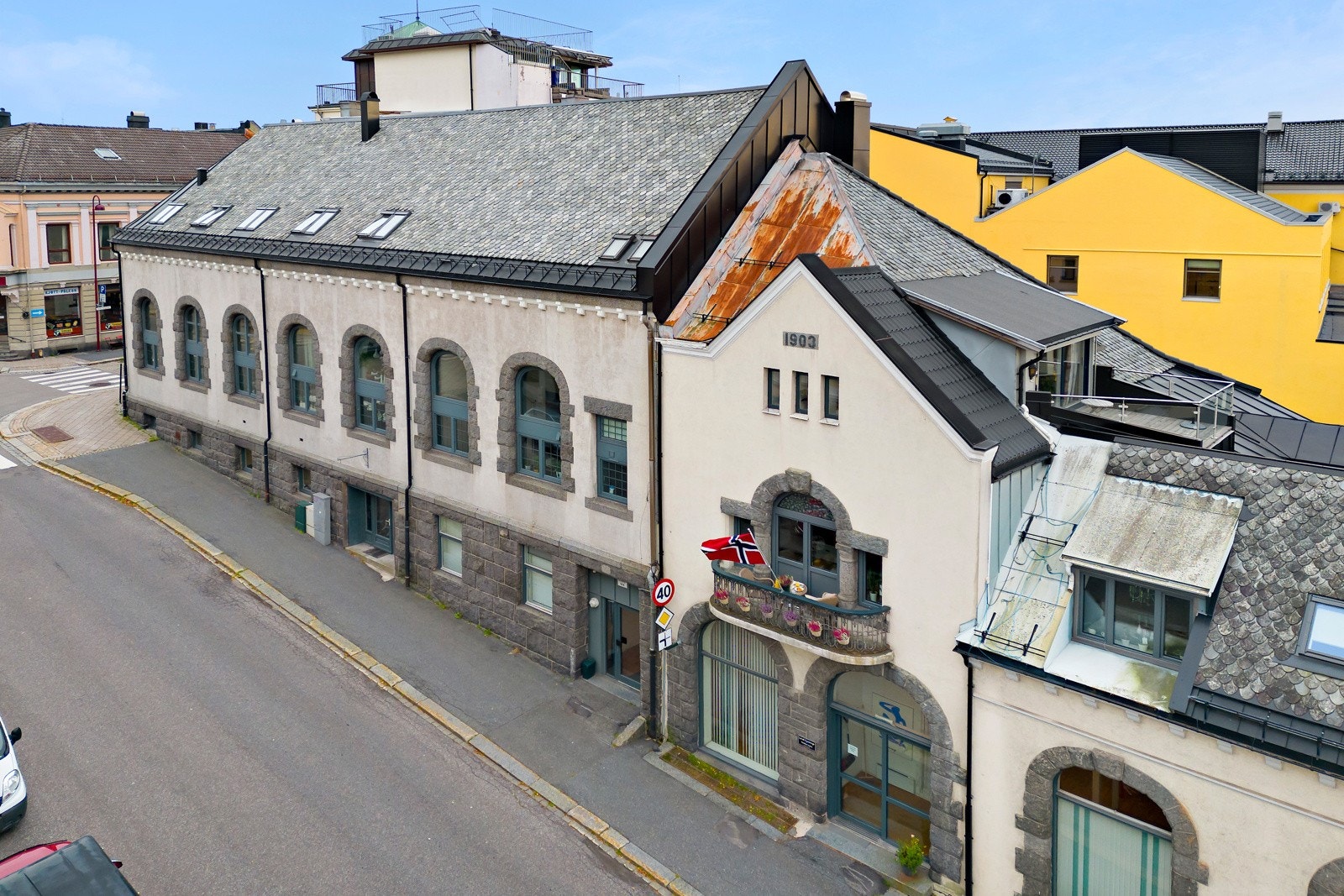 Leiligheten ligger i et steinbyggg fra 1903, med praktisk og gjennomgående planløsning over to etasjer. (Mulighet med alt på en flate da leiligheten har to inngangspartier) Galleribilde