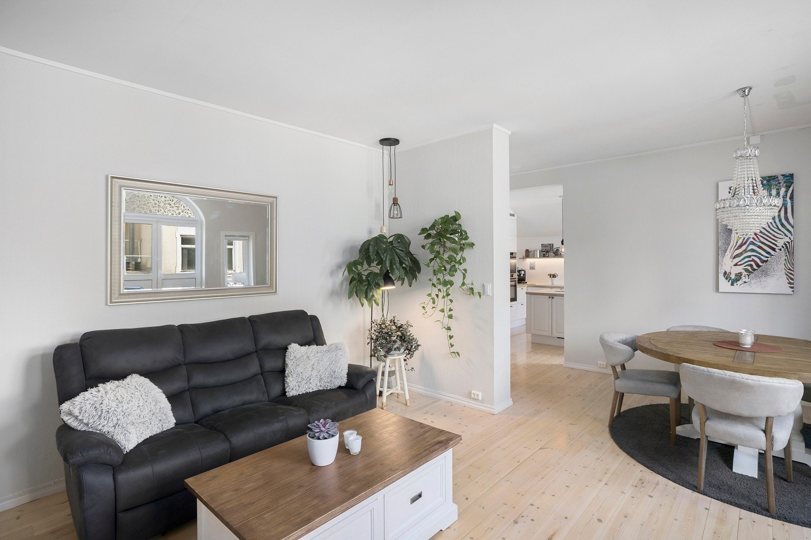 Stuen er naturlig inndelt i ulike brukssoner, og det passer utmerket å innrede med spisebord nærmest kjøkkenet. Galleribilde