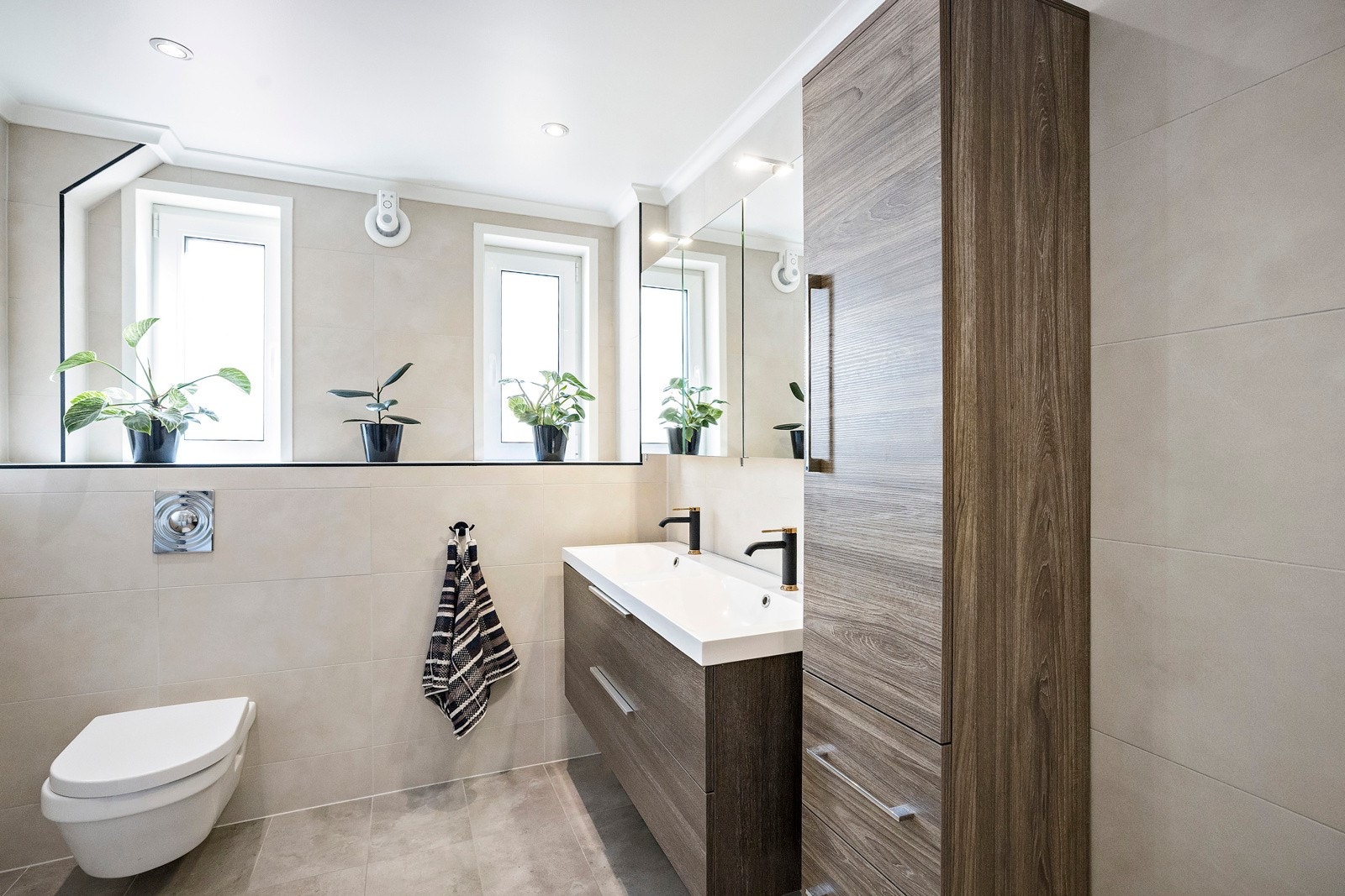 På badet er det god plass til oppbevaring av håndklær og hygieneartikler. Galleribilde