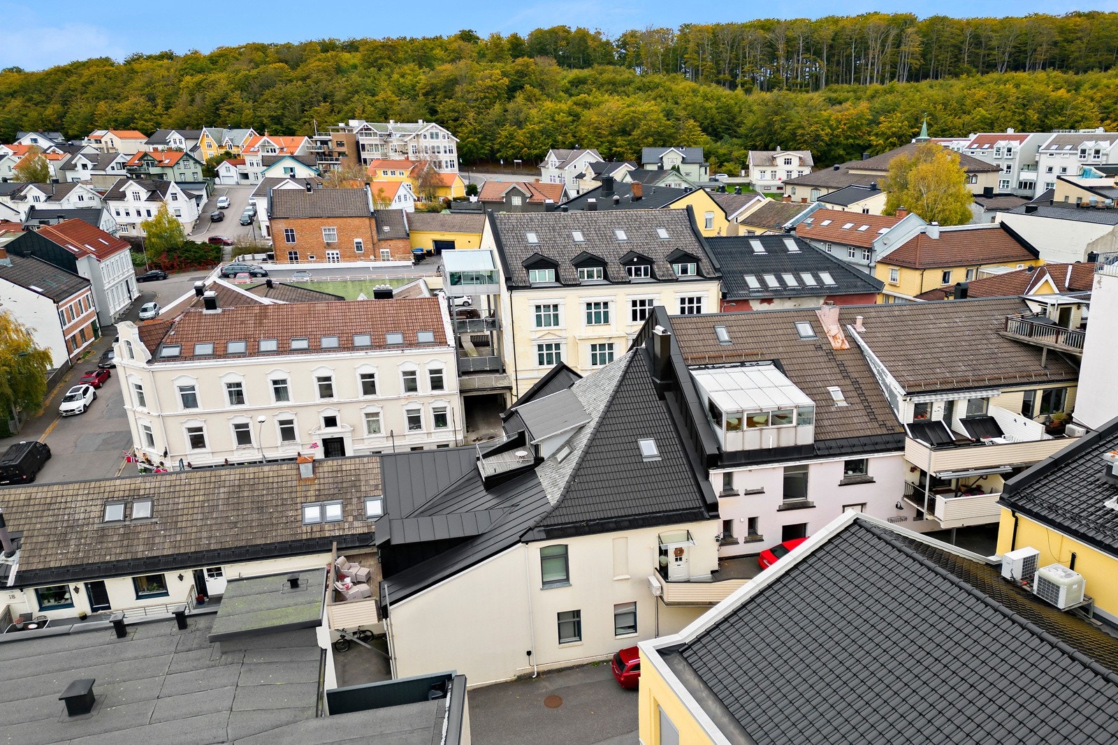Leiligheten disponerer en egen garasjeplass i fellesanlegg. Galleribilde