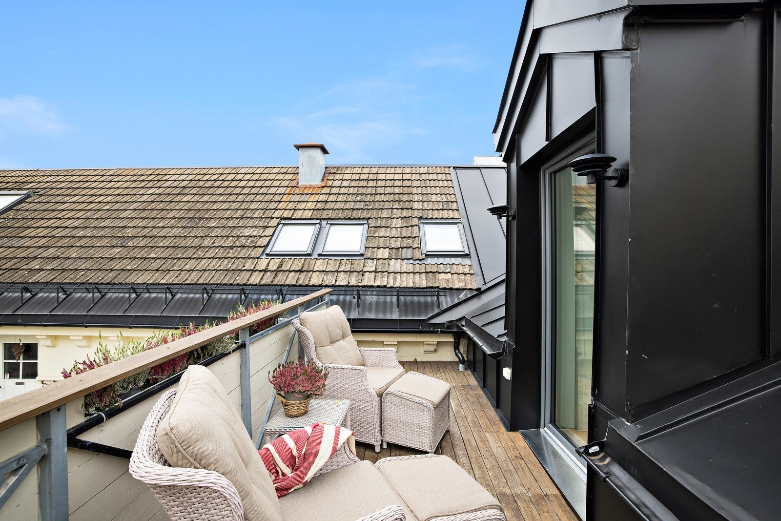 Utenfor hovedsoverommet har leiligheten en herlig terrasse på ca. 10 kvm. Galleribilde