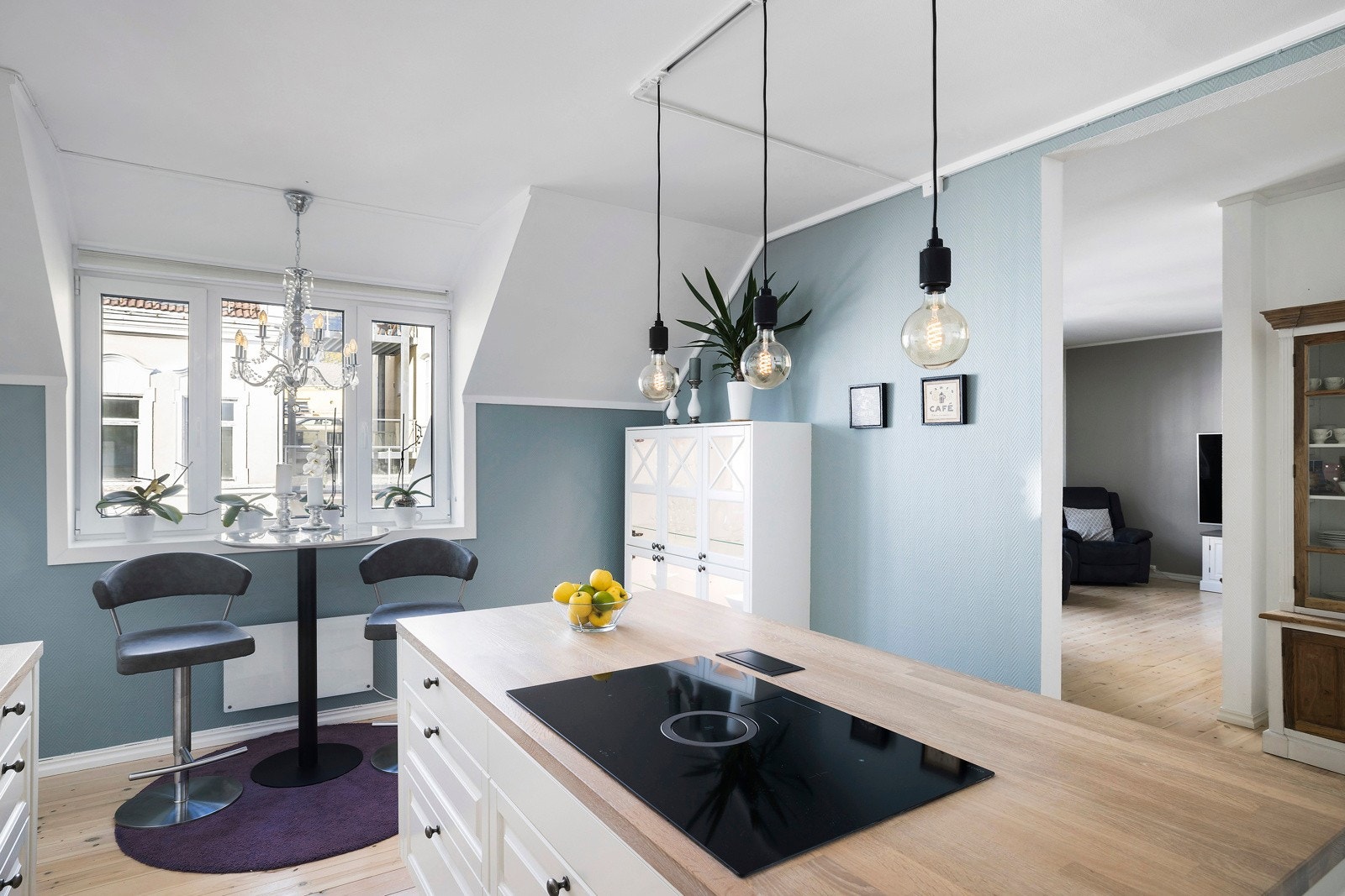 Midt i rommet står det en stor øy, perfekt til måltider og gode samtaler, men også for lekselesing mens maten lages. Galleribilde