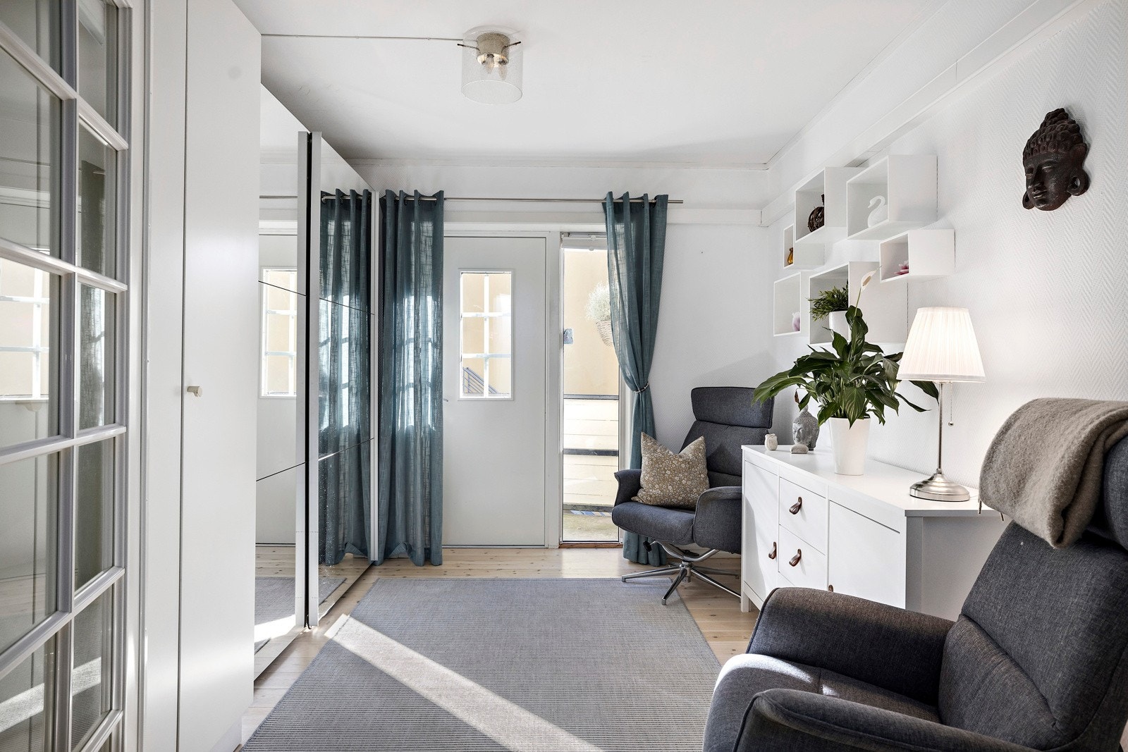 Entreen oppe har både et hvitt skap og en ny skyvedørsgarderobe med speilfronter. Galleribilde