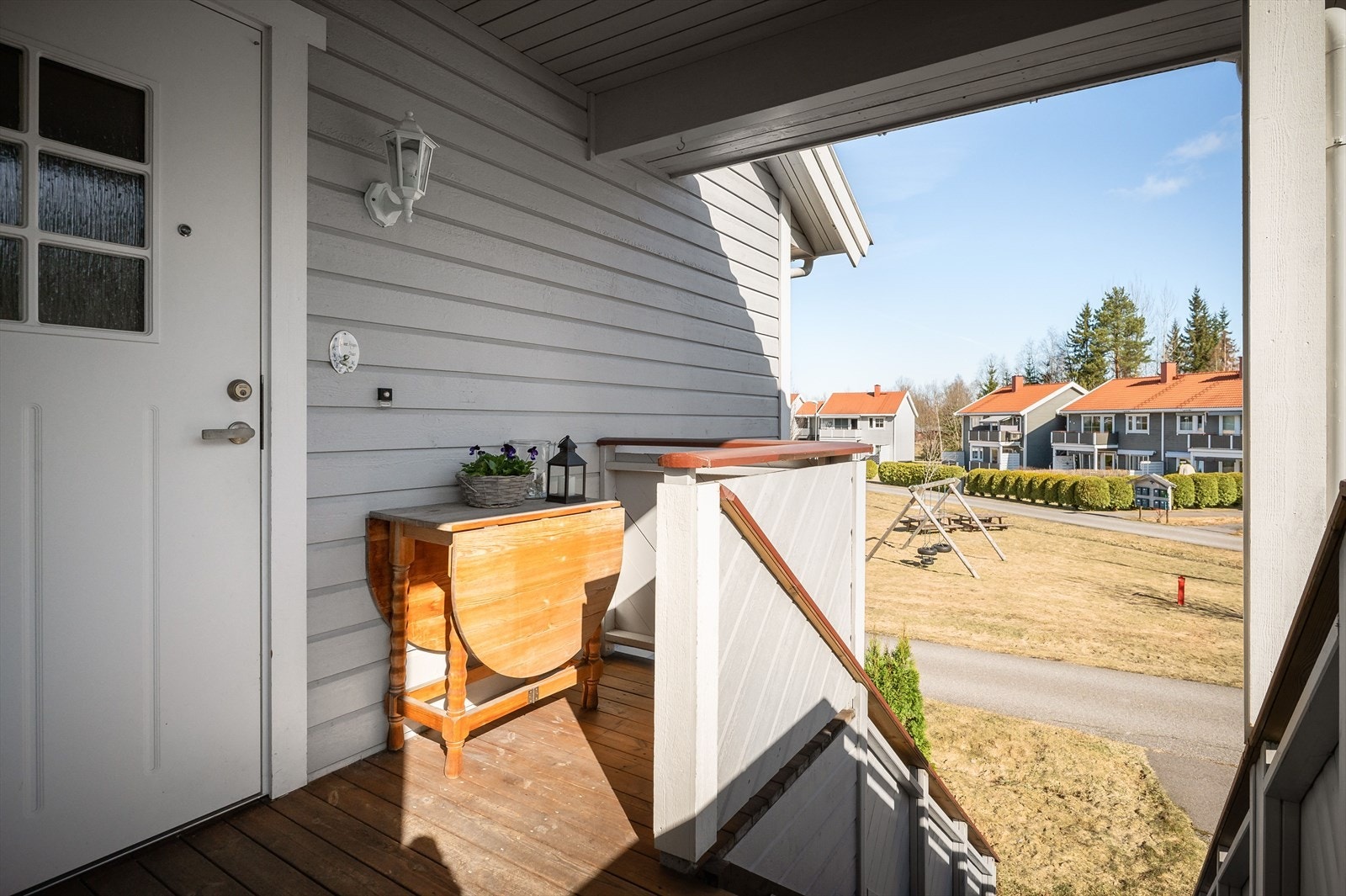 Leiligheten har trapp opp til eget overbygget inngangsparti. Til venstre for inngangsdøren har du adkomst til en praktisk utvendig bod på ca. 6m². Galleribilde