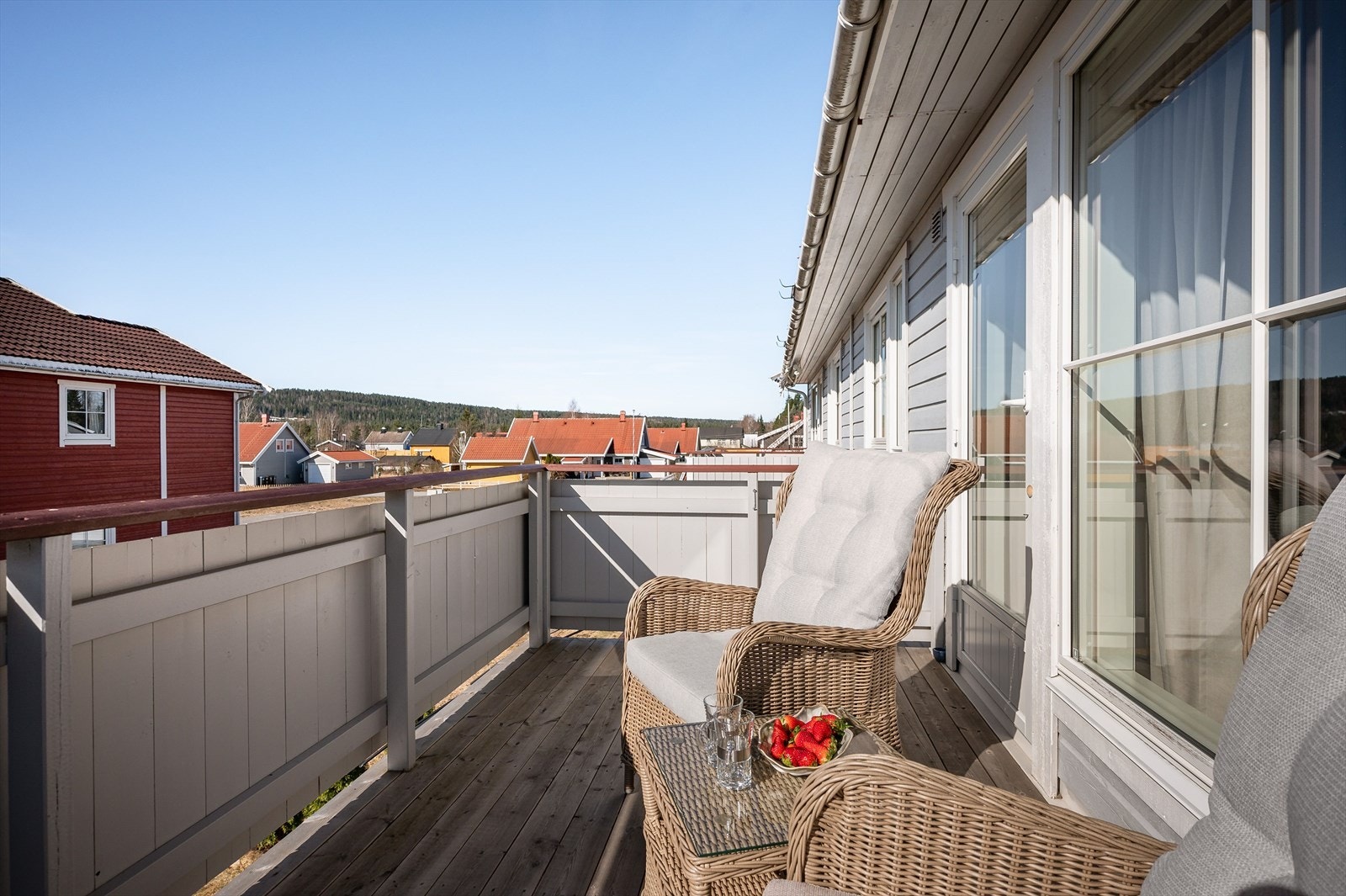 Balkongen ble oppgradert med nye terrassebord og nytt rekkverk i ca. 2021. Det er god plass til sittegruppe og utvendig stikkontakt på vegg. Galleribilde