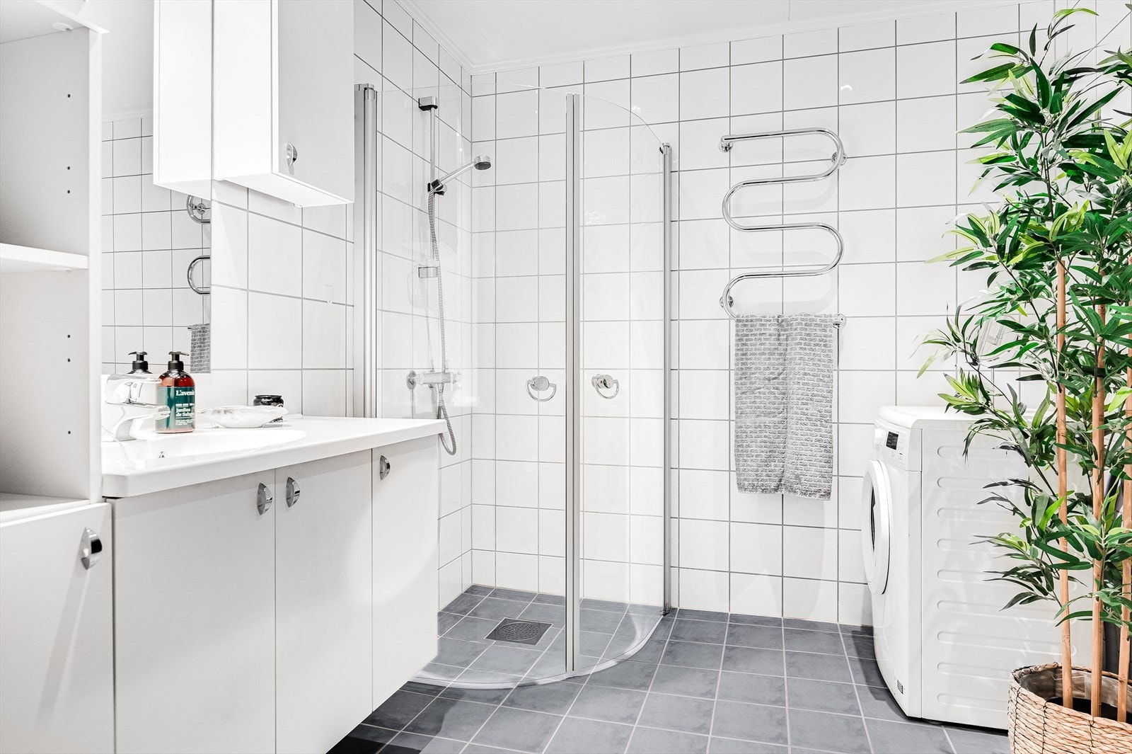 Leiligheten har et lyst og tidløst flislagt baderom fra byggeåret 2004. Baderommet har fliser på gulv og vegger, deilig gulvvarme, downlights i himlingen og mekanisk avtrekk. Galleribilde