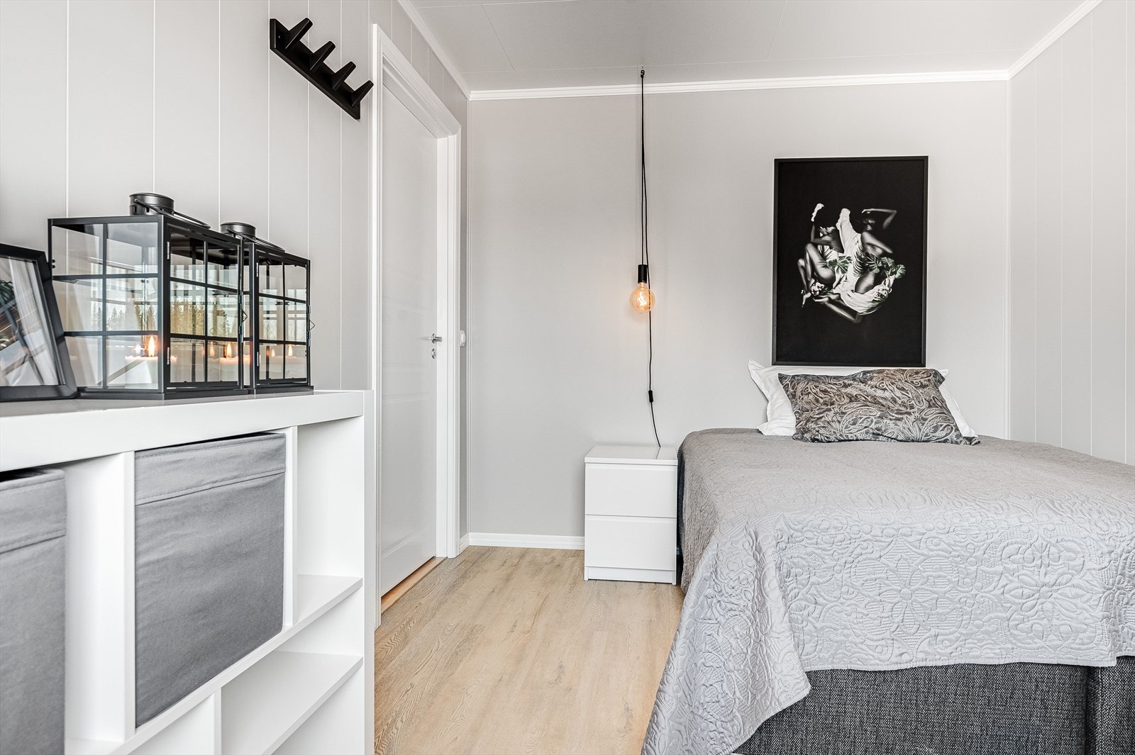 Soverommet har god standard med enstavs klikkvinyl fra 2023 på gulv og overflater malt i 2023. Galleribilde