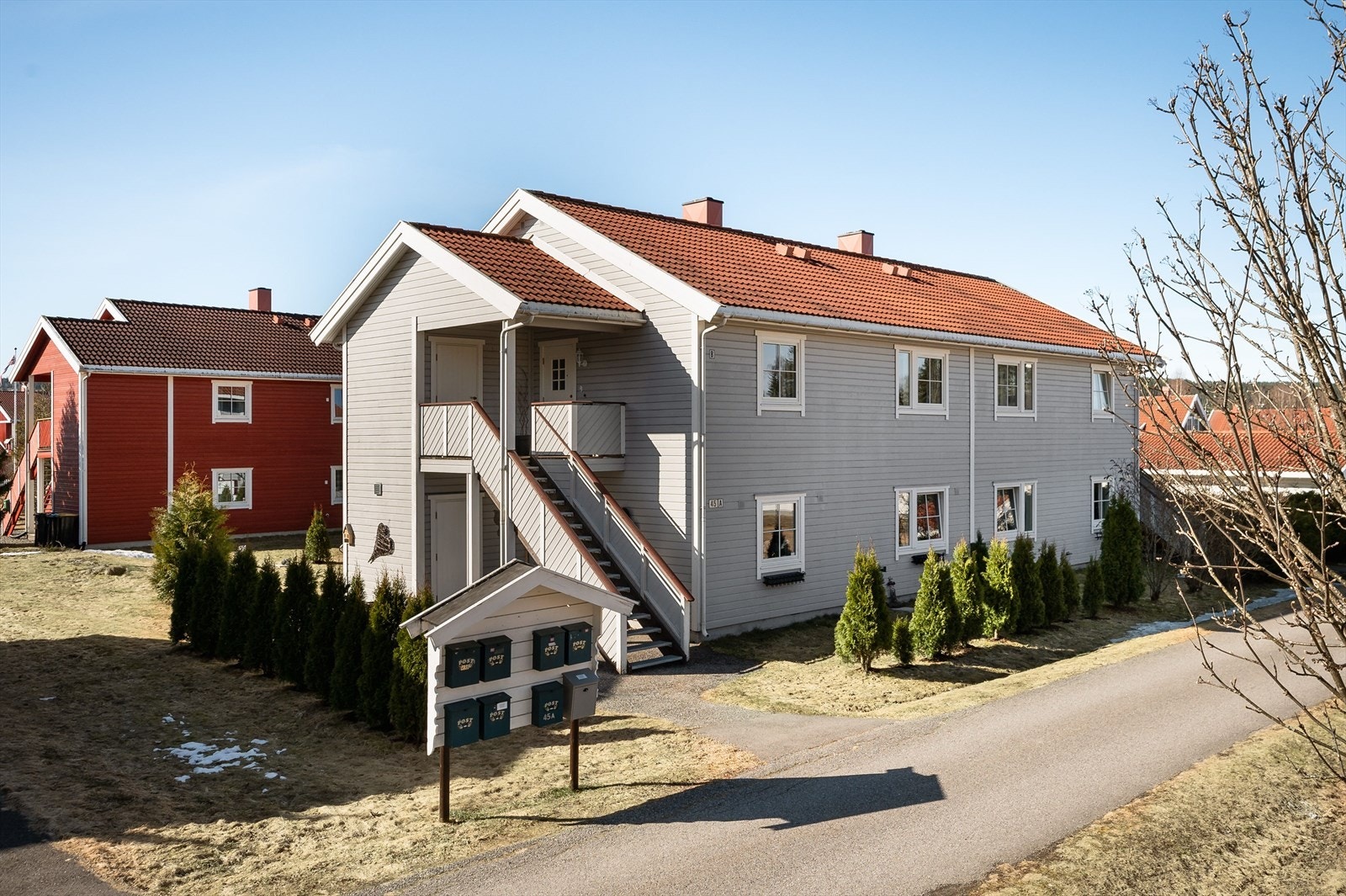 Leiligheten som ligger i byggets 2. etasje har gjennomgående og god planløsning med et stort oppholdsrom og 2 soverom. Galleribilde