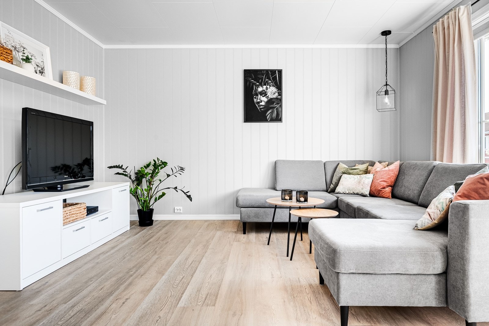 Stuen har god standard med enstavs klikkvinyl fra 2023 på gulv og panelplater på veggene malt i 2023. Galleribilde