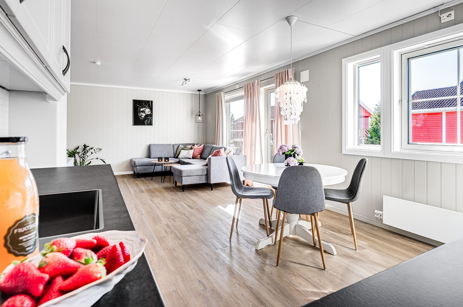 Stuen har flere store vindusflater mot syd som sørger for rikelig med naturlig lys. Alle vinduene i leiligheten har fine brede vinduskarmer for planter og dekor. Galleribilde