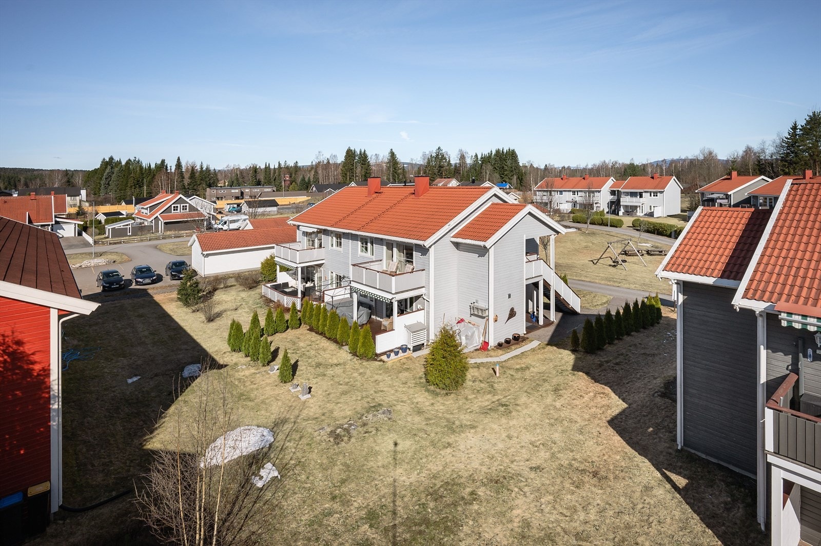 Attraktiv beliggenhet i et veletablert boligområde på Hanstad, ca. 1,7 km sør for Elverum sentrum. Her bor du med kort avstand til barnehager, skole, dagligvarer med post og holdeplass for bybuss. Området byr også på flere fine turmuligheter. Galleribilde