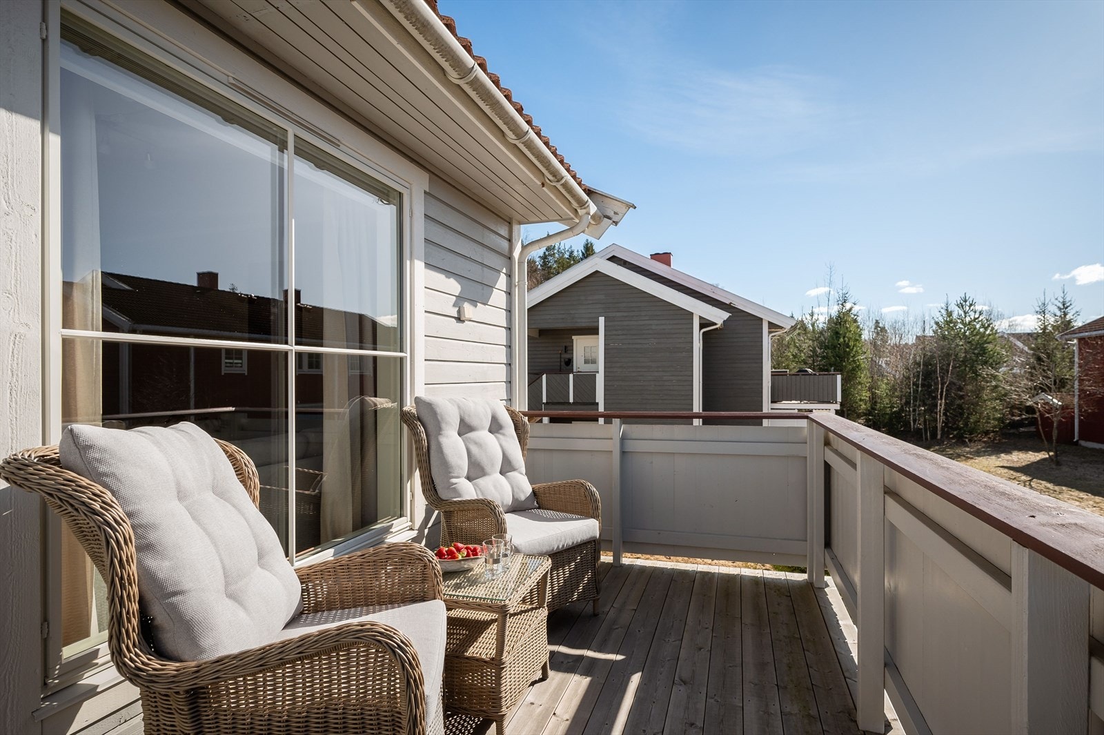 Fra stuen har du utgang til en solrik sydvendt balkong på ca. 8m² som er perfekt på varme sommerdager! Galleribilde