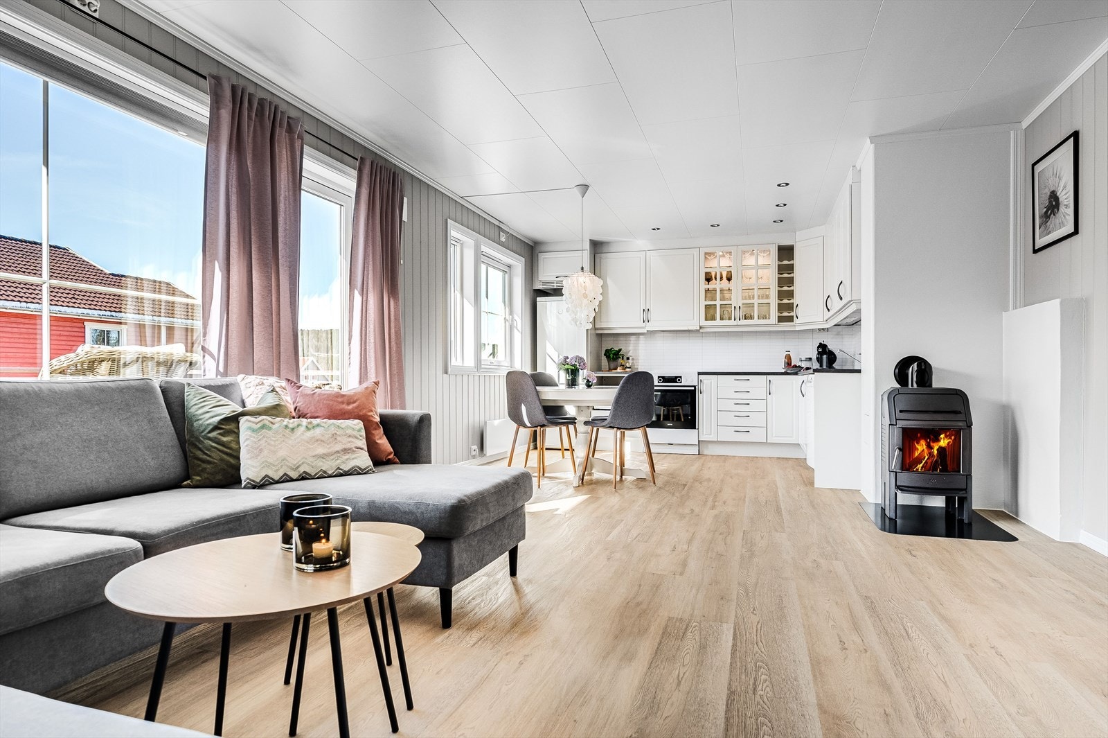 Som et fint midtpunkt i stuen har du en koselig vedovn som både gir god varme og bidrar til ekstra hygge på kaldere vinterdager. Galleribilde