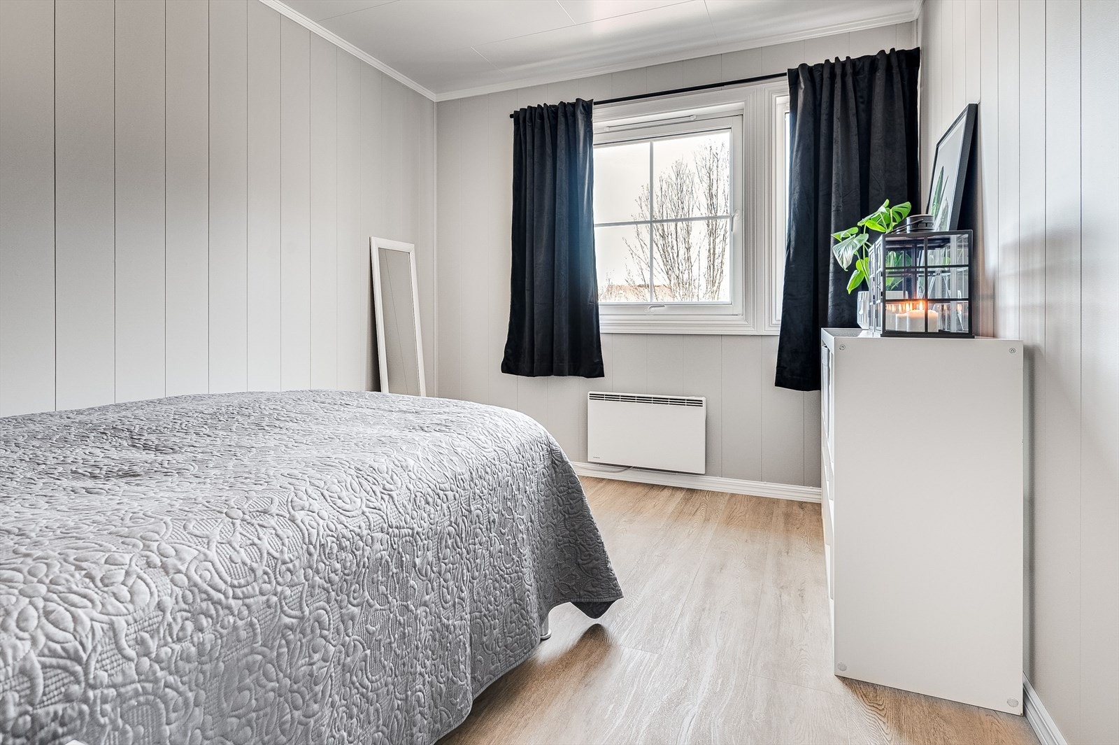 Leiligheten har et lyst og innbydende hovedsoverom med plass til dobbeltseng, kontorpult og garderobeløsning etter eget ønske. Galleribilde